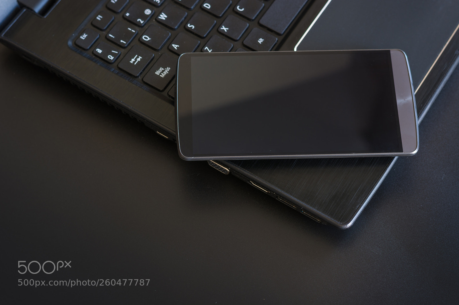 Nikon D7100 sample photo. Smartphone with laptop on photography