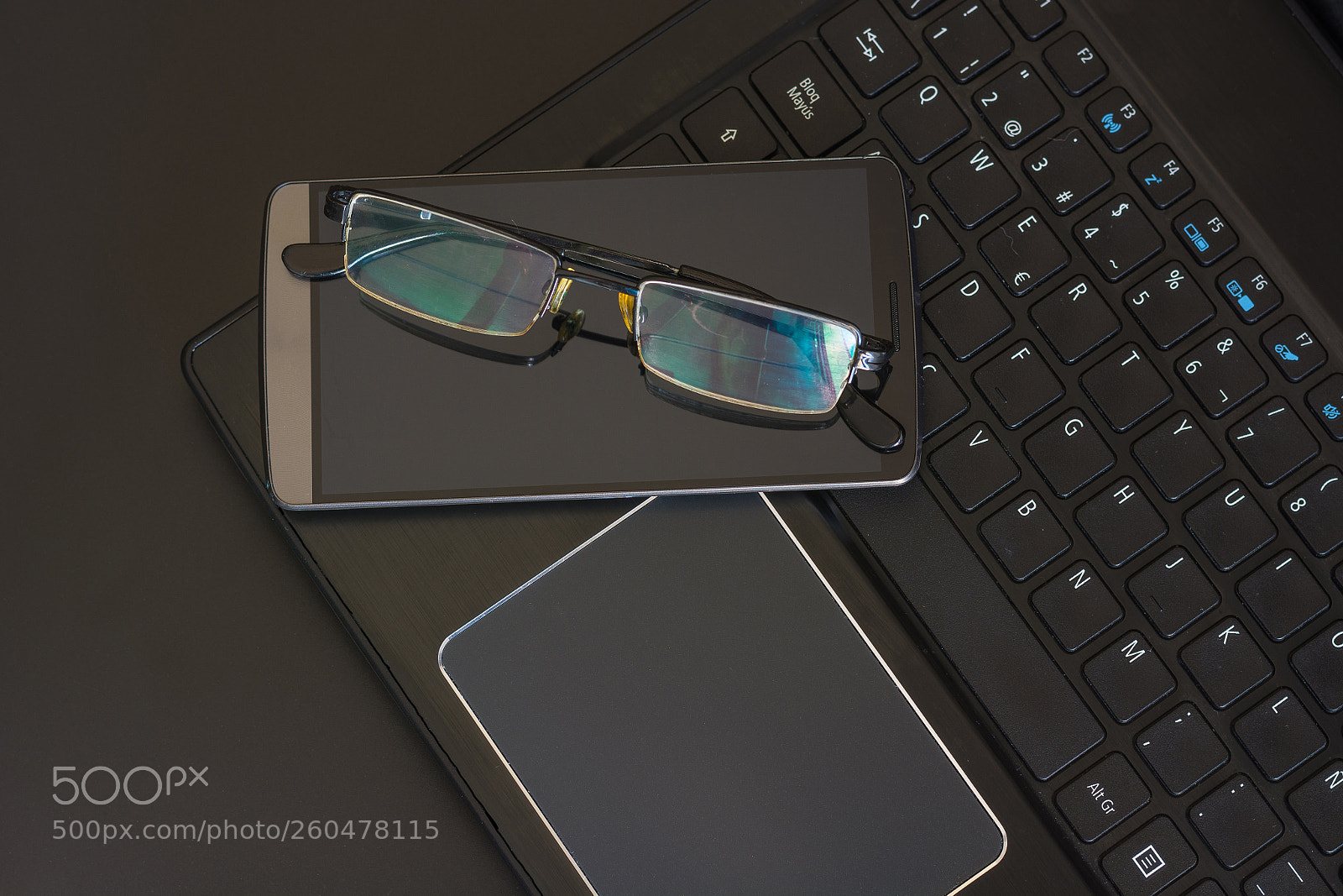 Nikon D7100 sample photo. Smartphone with laptop on photography