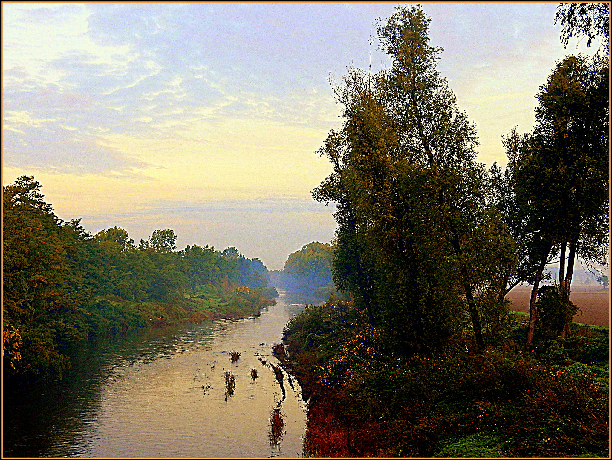 Nikon Coolpix S9700 sample photo. Autunno, è mattina presto lungo il fiume chiese. photography