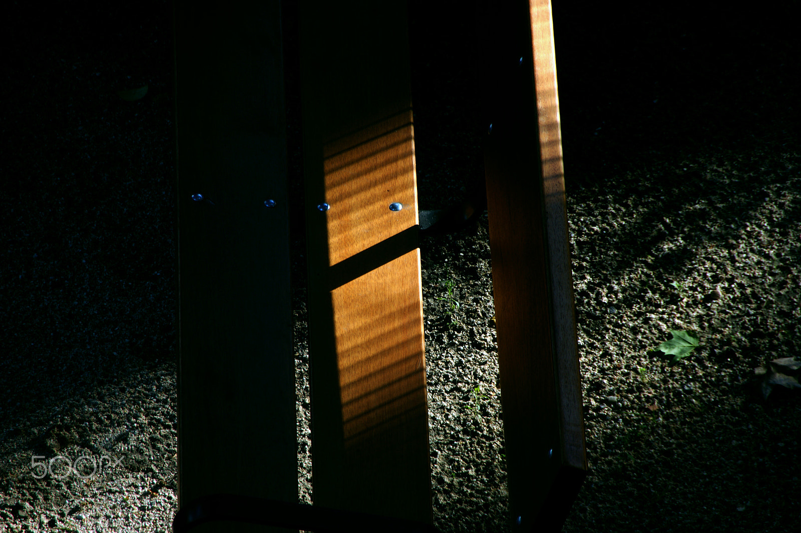 Sony DT 18-250mm F3.5-6.3 sample photo. Banco al atardecer con sus sombras rayadas photography