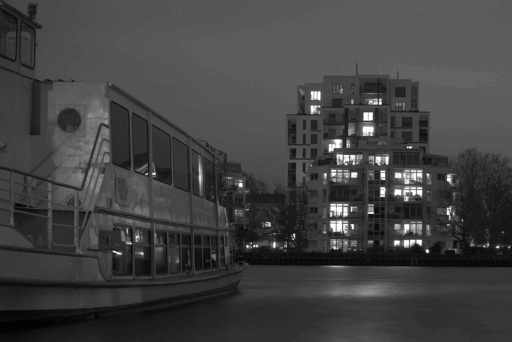 Sony a6000 + Sony E 35mm F1.8 OSS sample photo. Riverside spree photography
