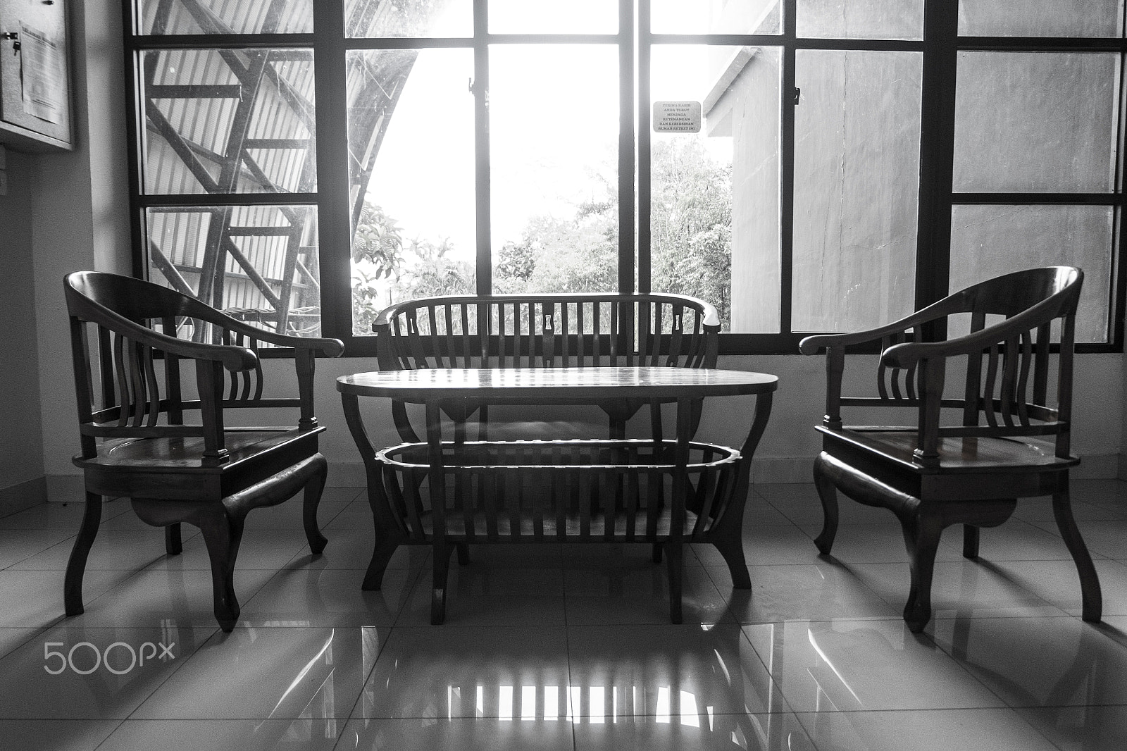 Fujifilm X-A10 sample photo. Blackwhitetablechair photography