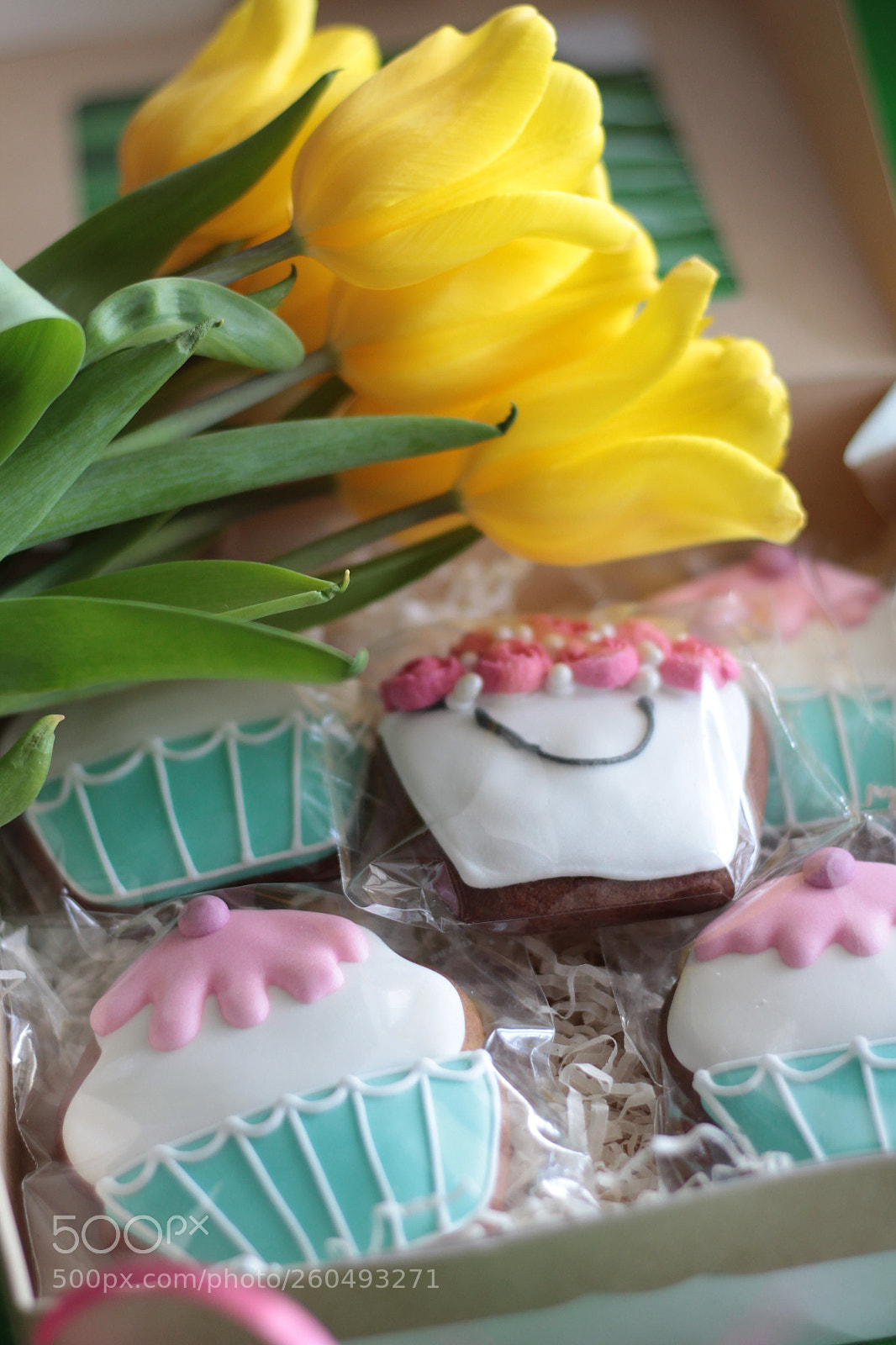 Canon EOS 1200D (EOS Rebel T5 / EOS Kiss X70 / EOS Hi) sample photo. Flowers w/ gingerbread photography