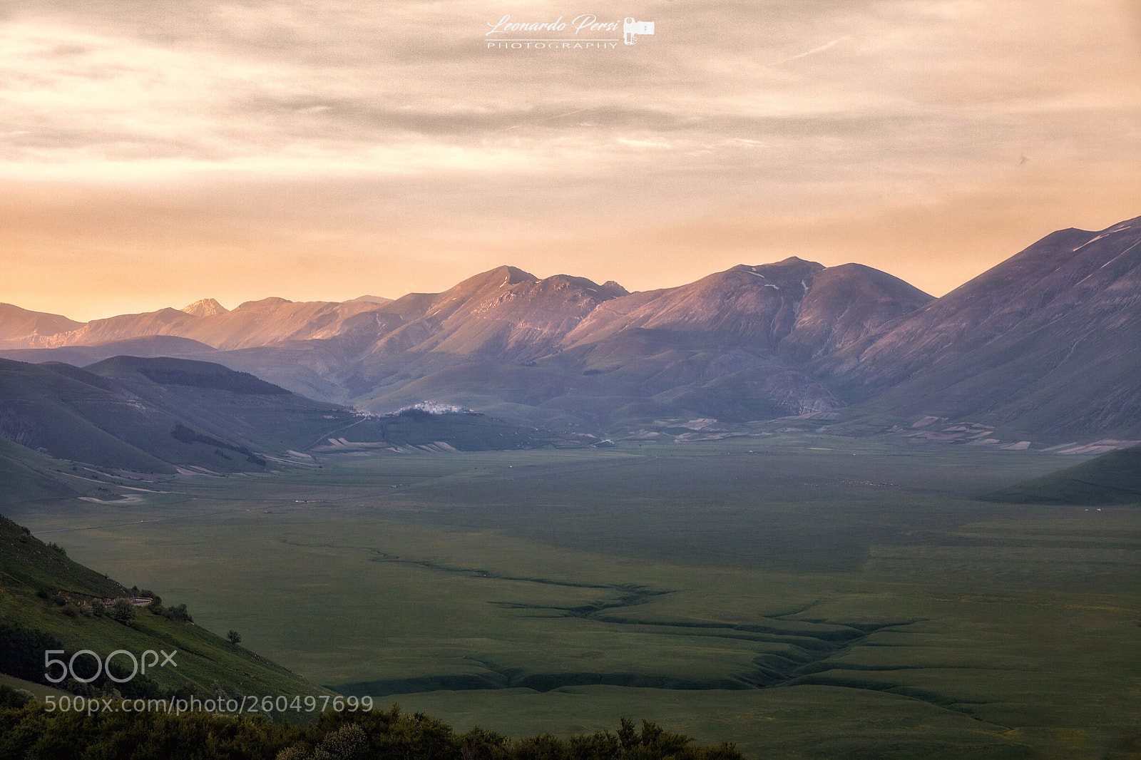 Canon EOS 5D Mark II sample photo. Castelluccio... photography