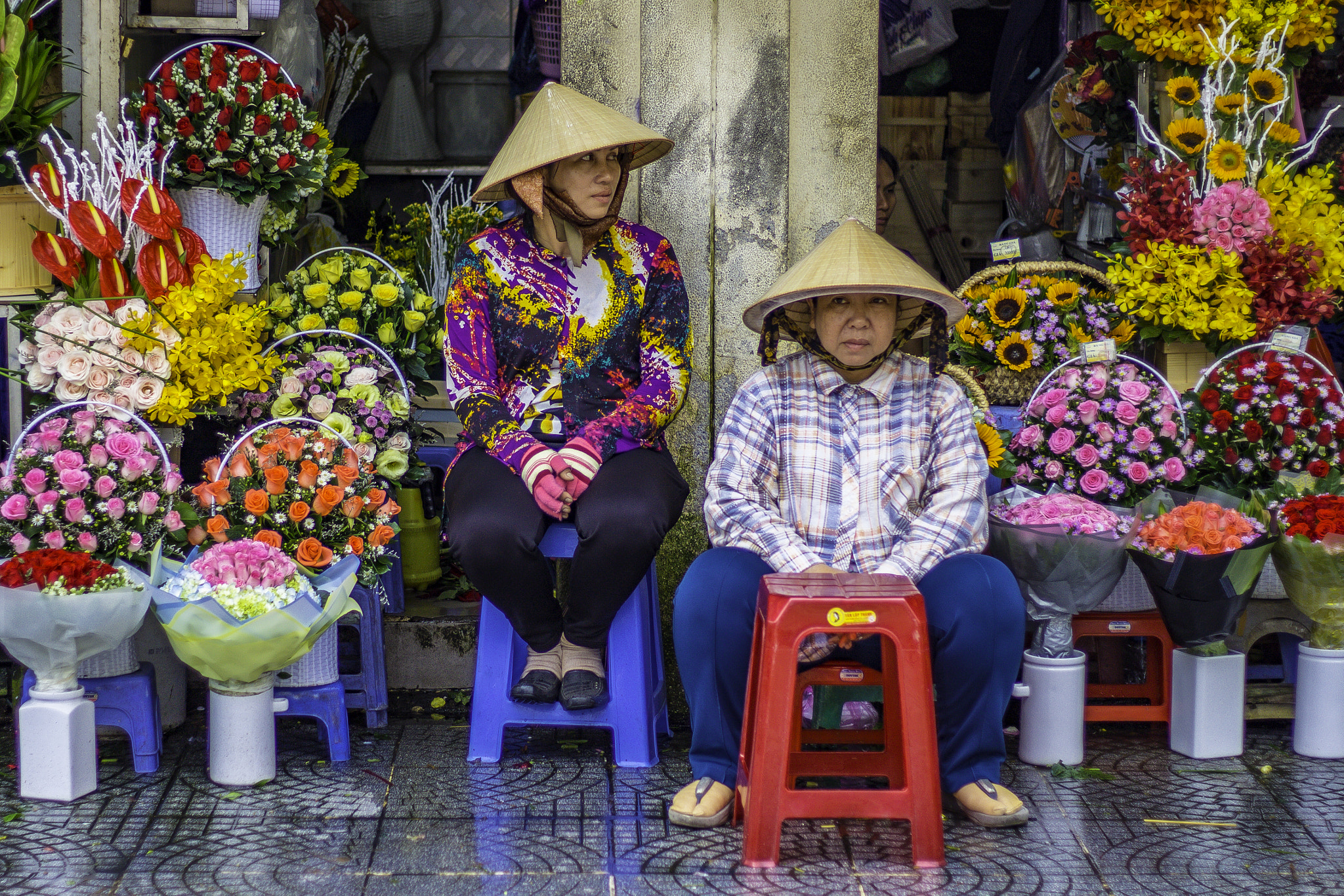 Canon EOS 100D (EOS Rebel SL1 / EOS Kiss X7) sample photo. Flower sellers at ben thanh market photography