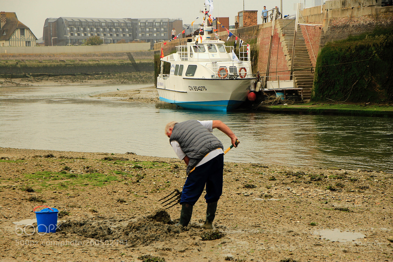 Canon EOS 600D (Rebel EOS T3i / EOS Kiss X5) sample photo. Man at work photography