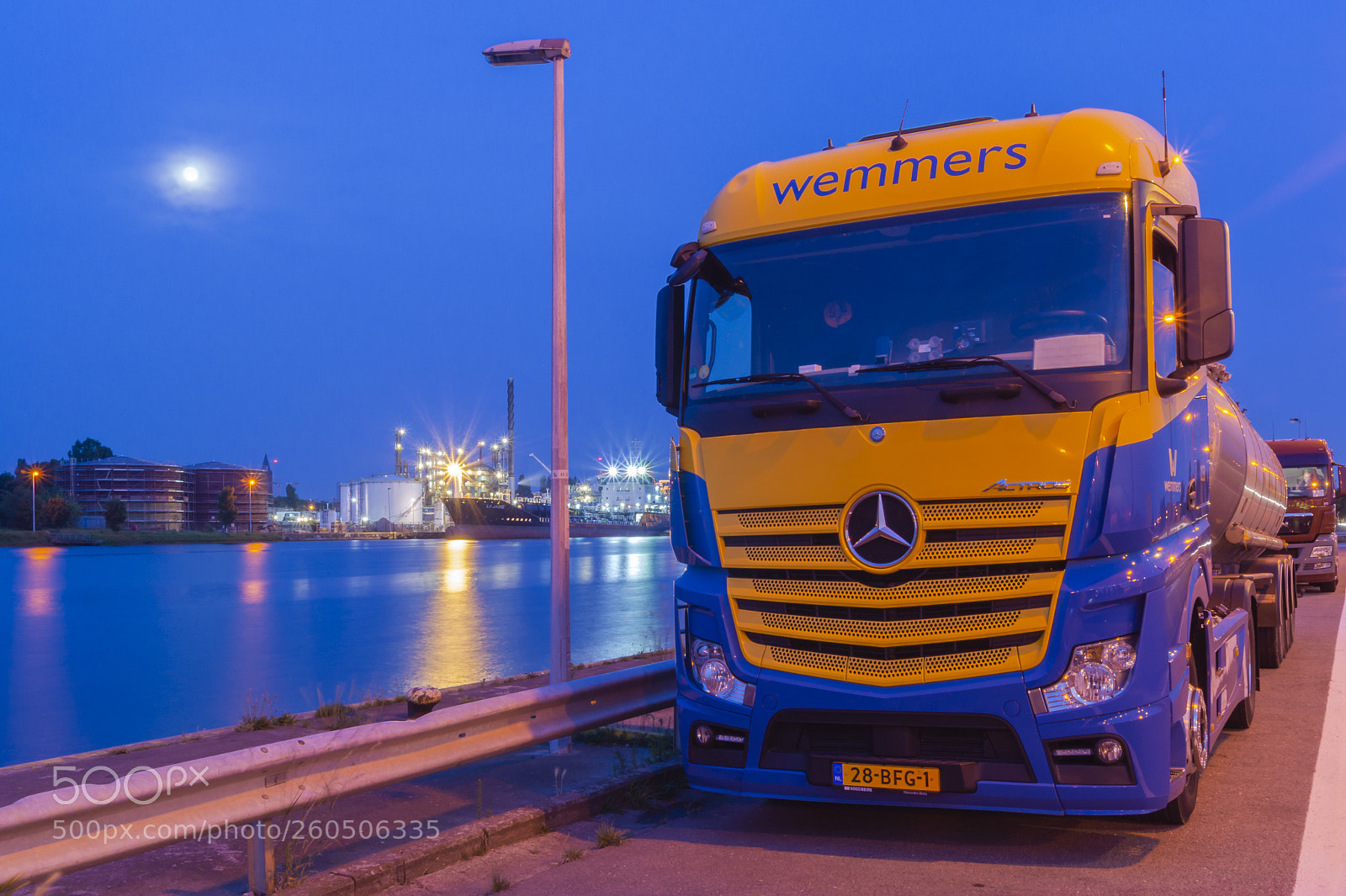 Sony SLT-A58 sample photo. Truck at the evening photography