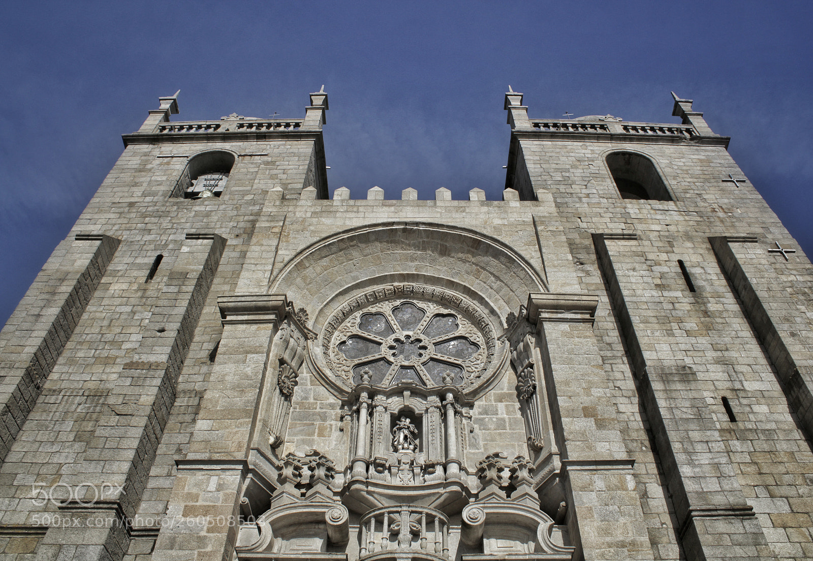 Canon EOS 1300D (EOS Rebel T6 / EOS Kiss X80) sample photo. Porto's cathedral photography