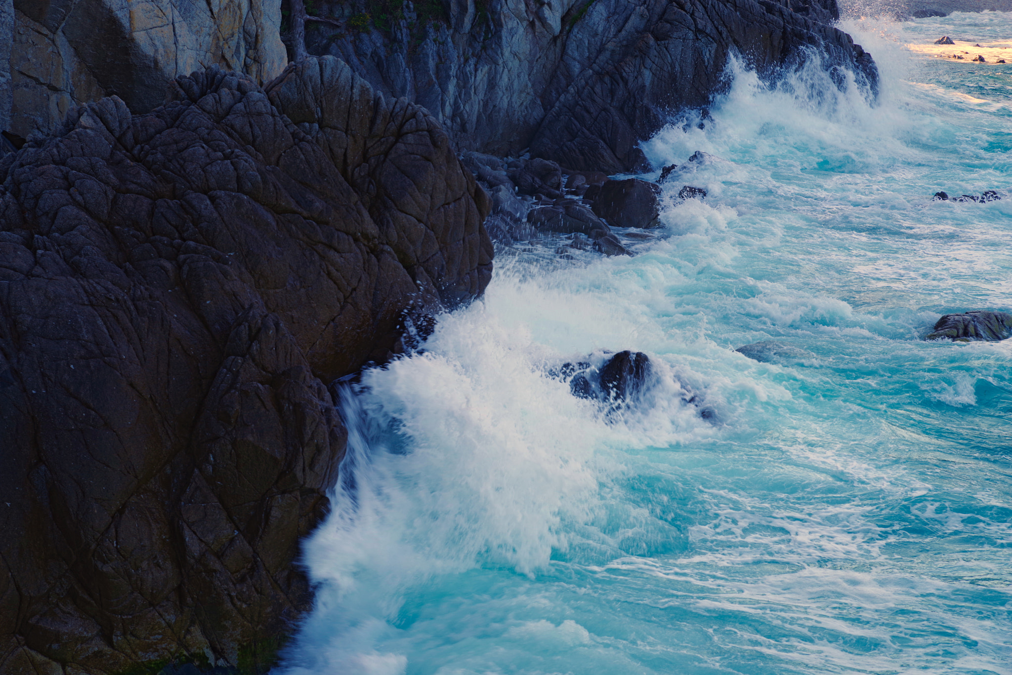 HD Pentax D FA 24-70mm F2.8 ED SDM WR sample photo. Sea and rocks photography