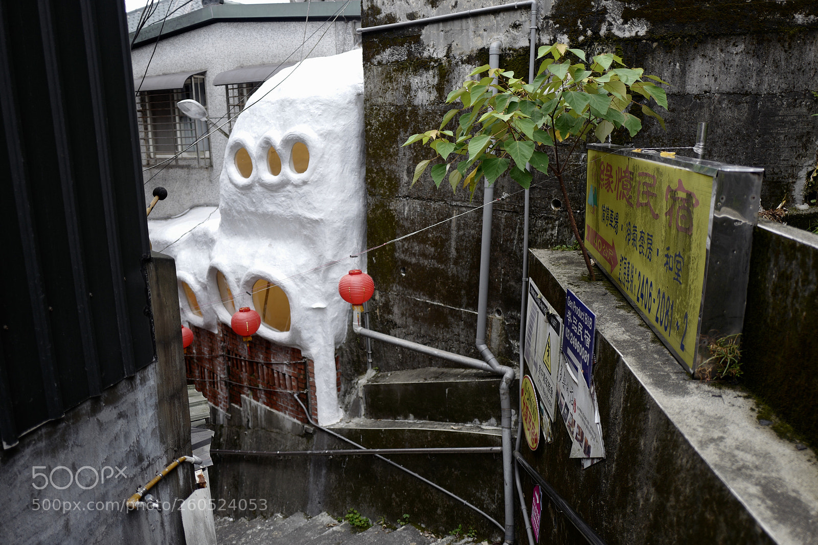 Leica Q (Typ 116) sample photo. 白色的裝修也拯救不了這種廢墟的風格 photography