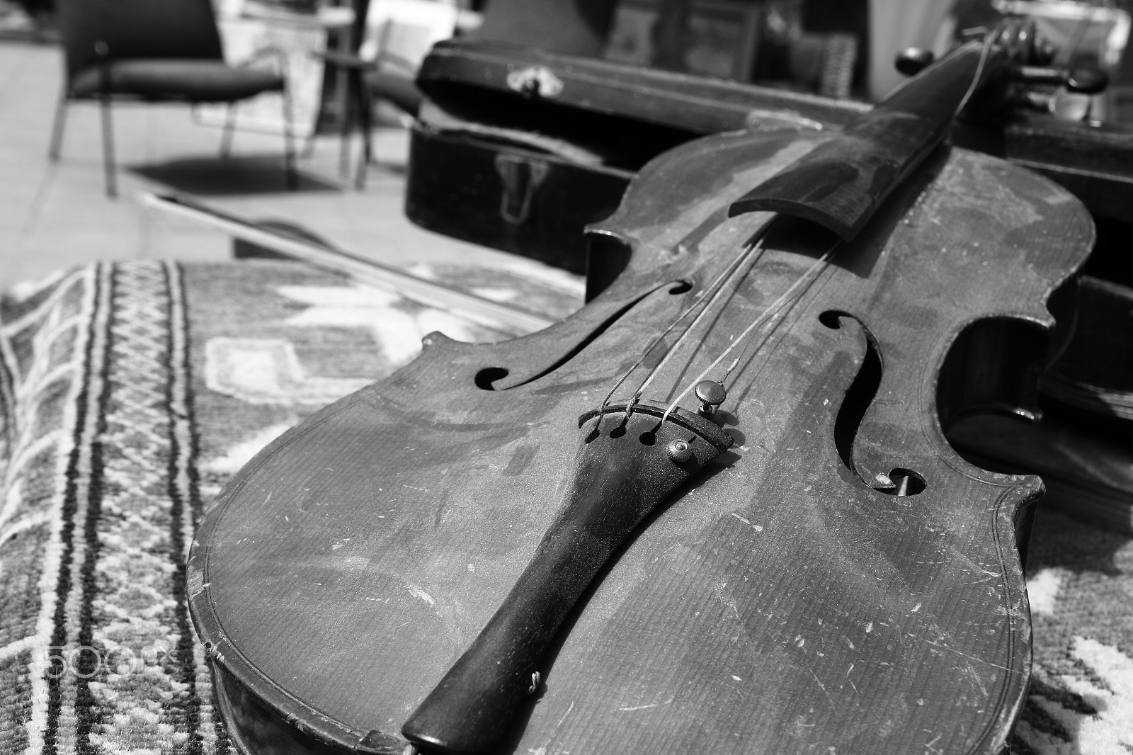 Canon EF-S 17-55mm F2.8 IS USM sample photo. Old violin at a market photography