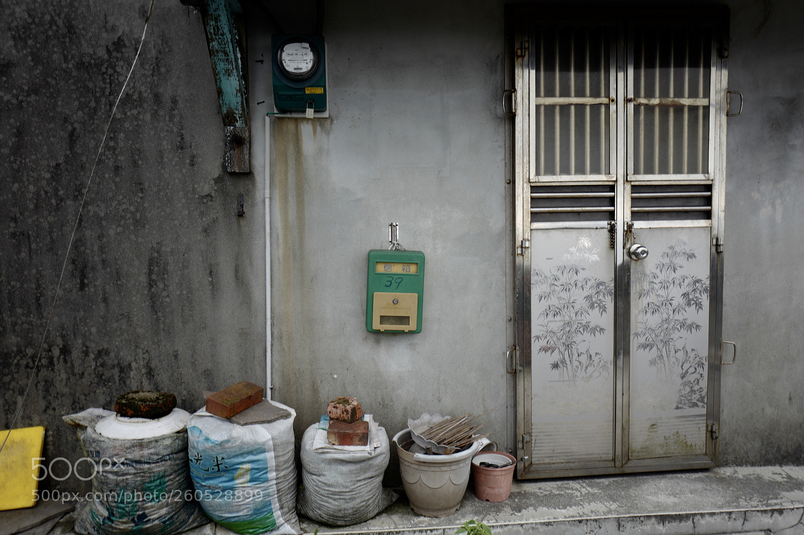 Leica Q (Typ 116) sample photo. 走過別人家的門口 photography