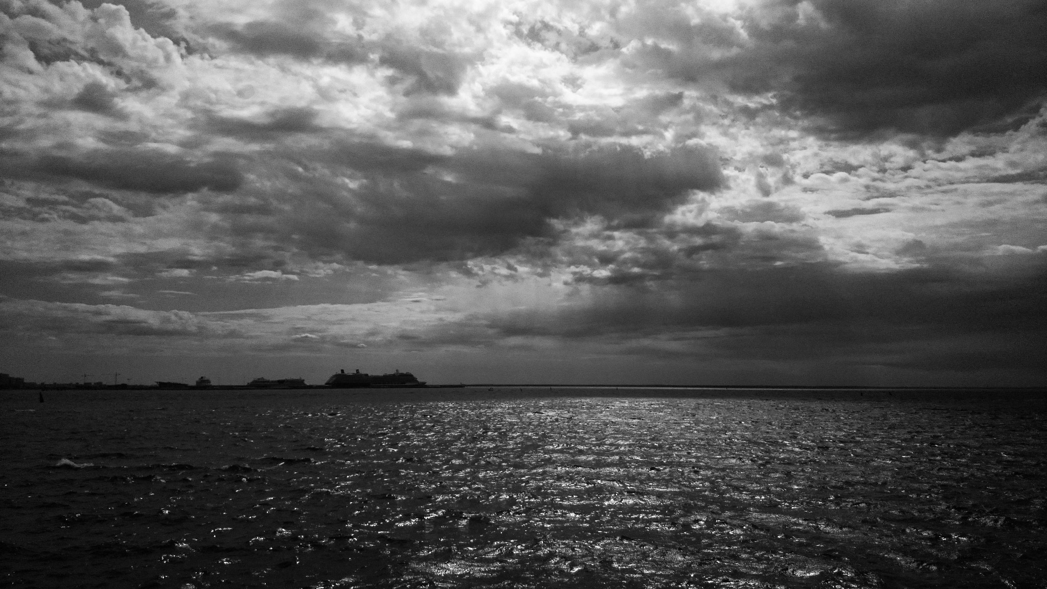 Sony Xperia Z1 Compact sample photo. Bnwseahorizon photography