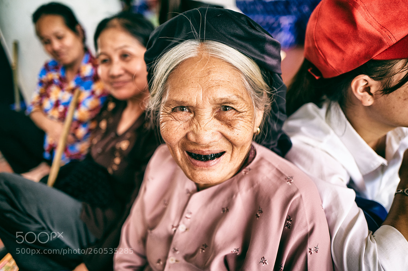Leica Q (Typ 116) sample photo. The old lady with photography