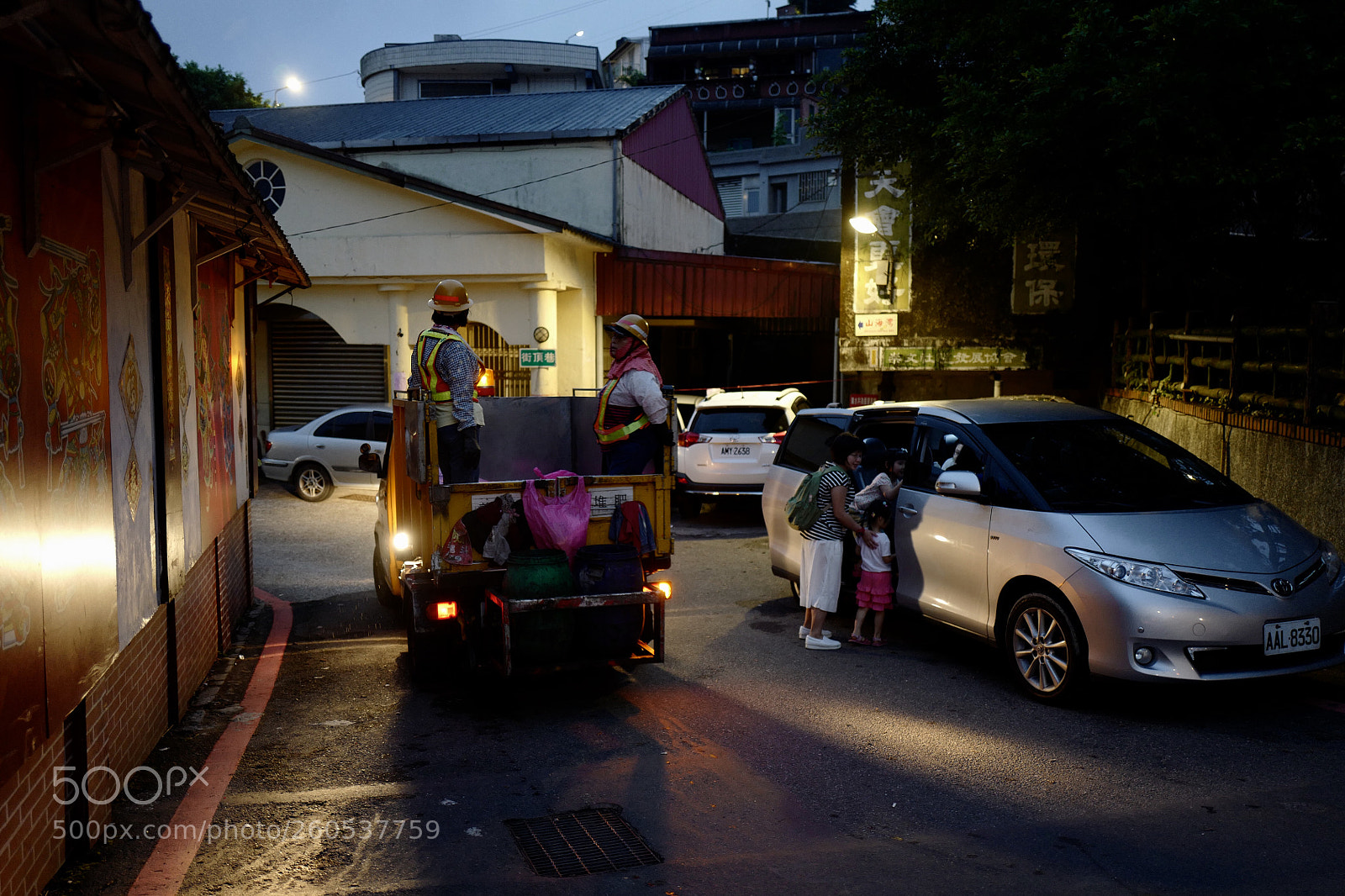 Leica Q (Typ 116) sample photo. 台灣的特點是黃昏的時候垃圾車回會過來巡邏收垃圾 photography