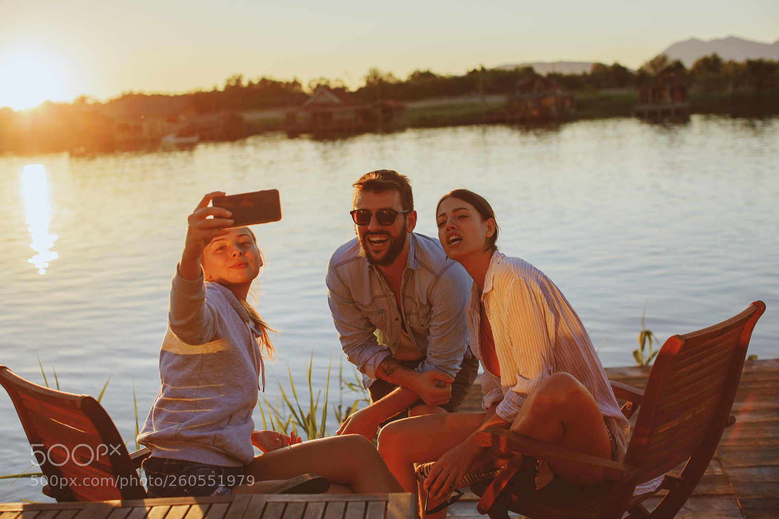 Canon EOS 5D Mark IV sample photo. Young people taking selfie photography