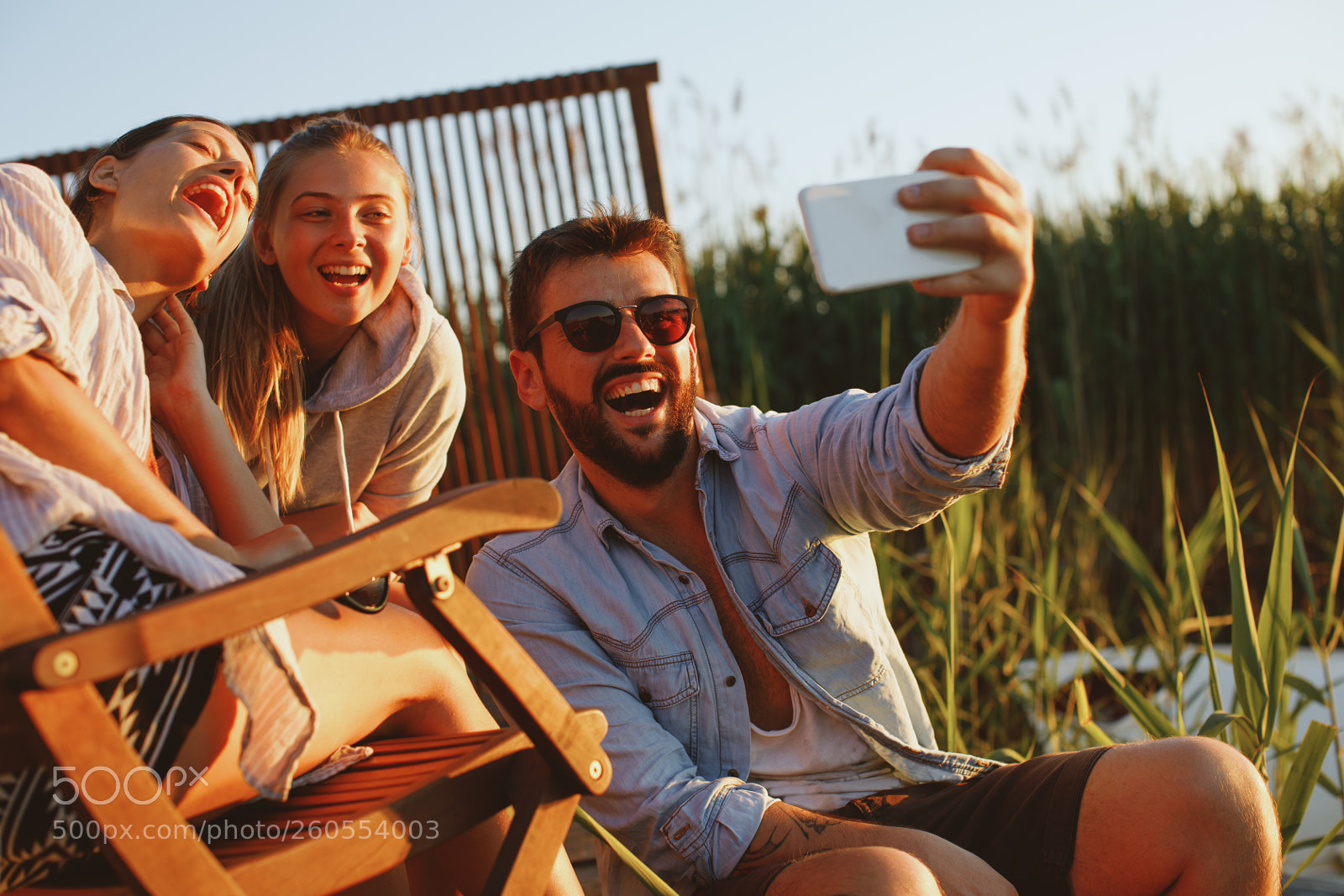 Canon EOS 5D Mark IV sample photo. Young people taking selfie photography