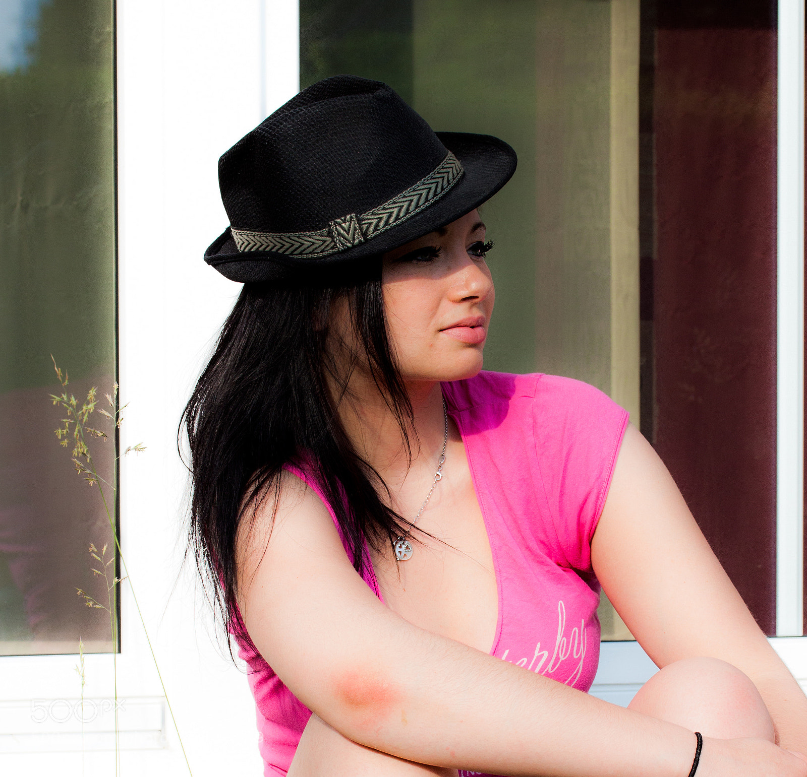 Canon EOS 500D (EOS Rebel T1i / EOS Kiss X3) sample photo. Black hat - pink photography