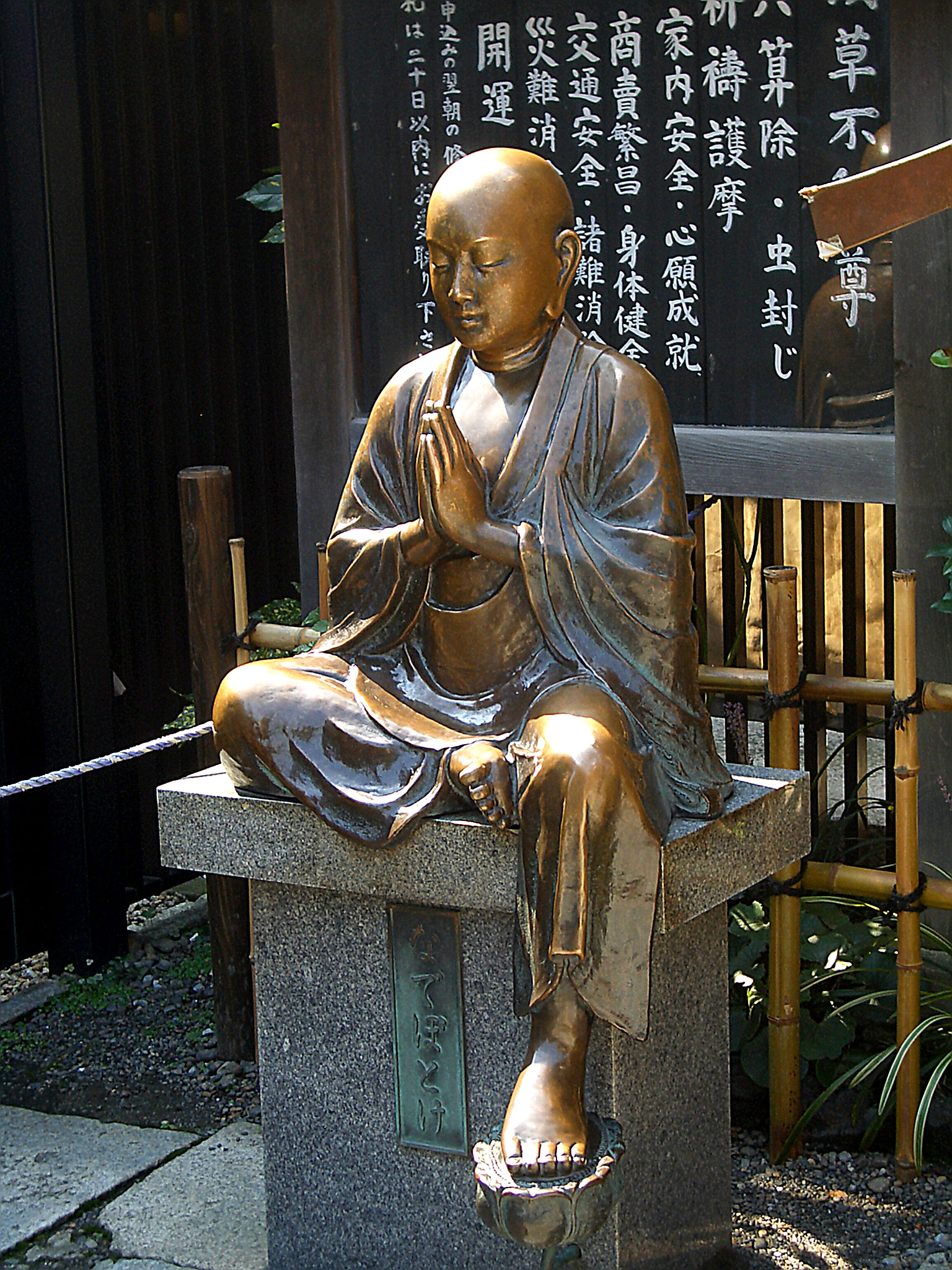 CASIO EX-Z40 sample photo. Japanese temple monk sculpture photography