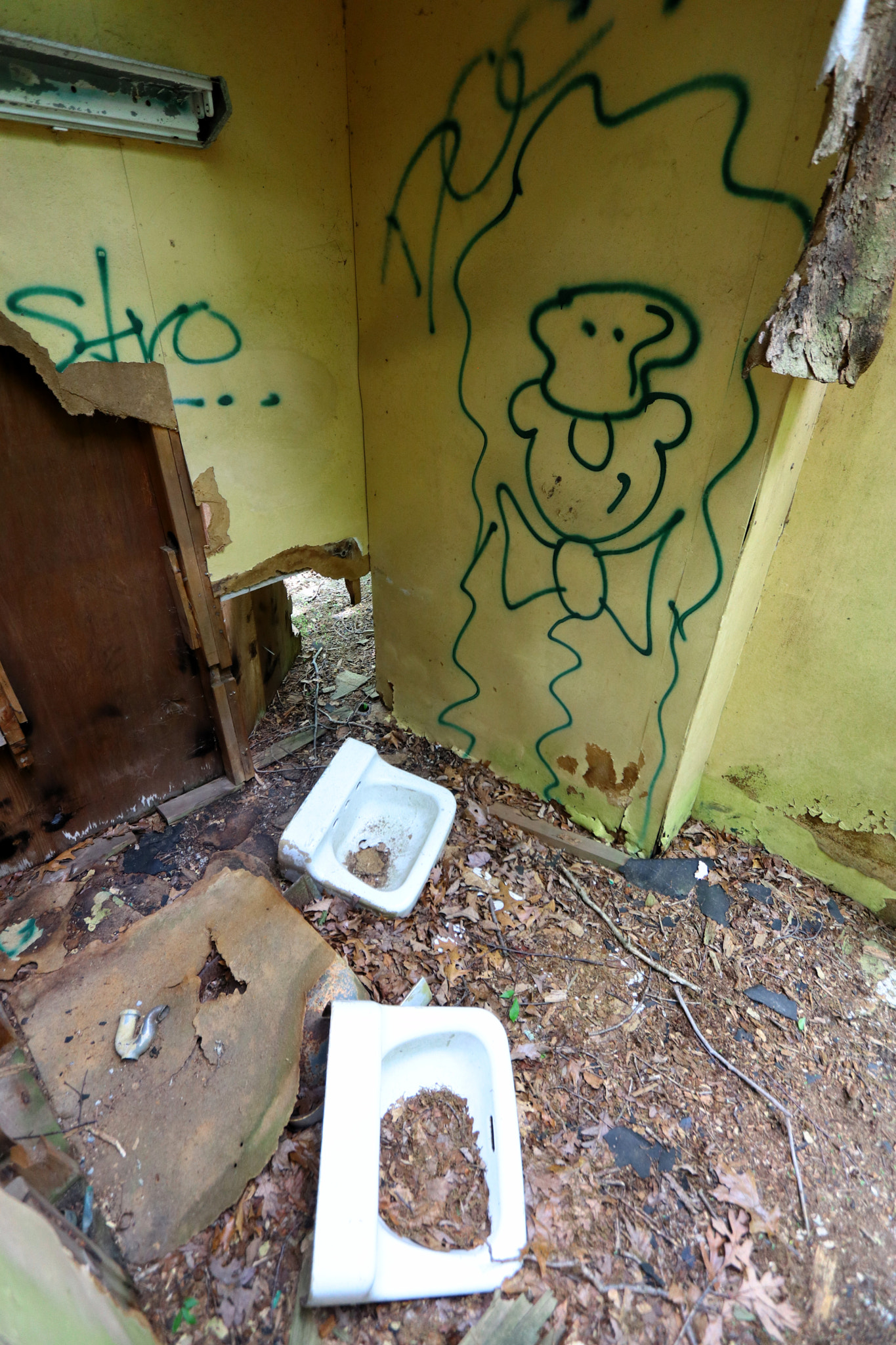 Canon EOS M5 + Canon EF-S 10-22mm F3.5-4.5 USM sample photo. Abandoned camp bathroom 1 photography