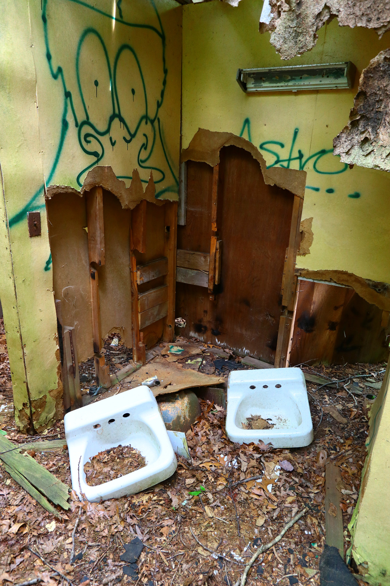 Canon EOS M5 sample photo. Abandoned camp bathroom 2 photography