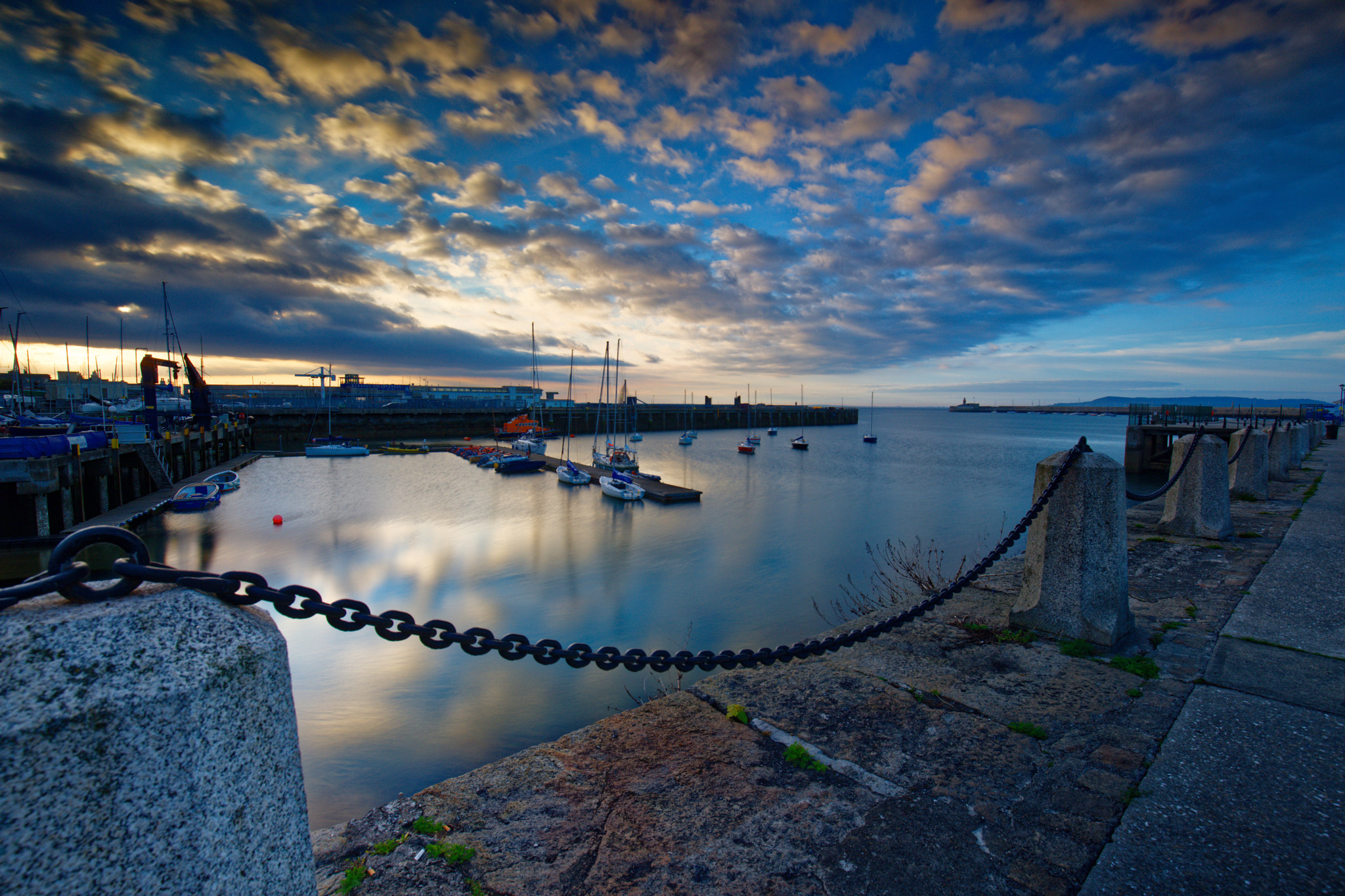 Canon EF 16-35mm F4L IS USM sample photo. An evening with colors.. photography