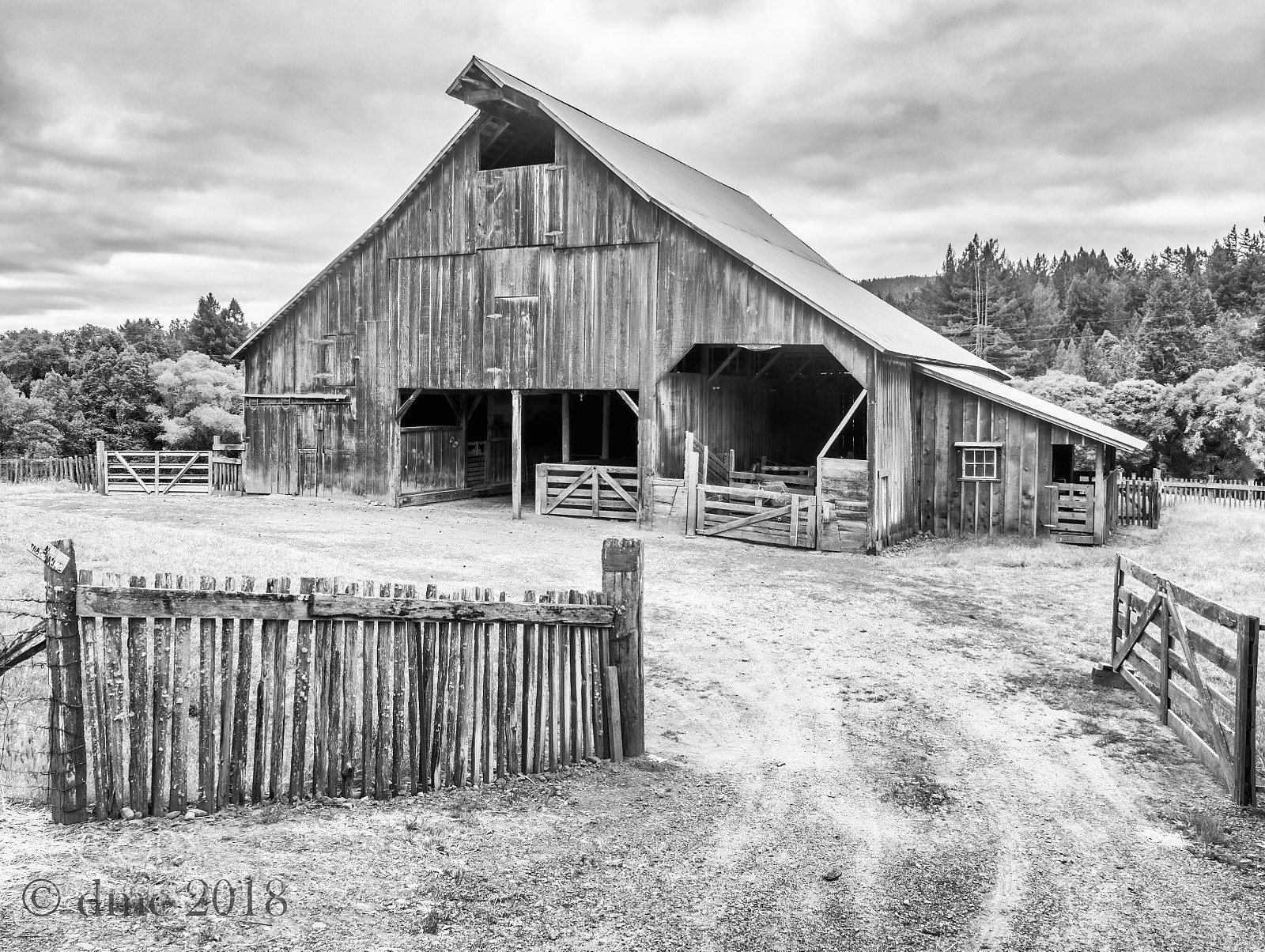 Olympus OM-D E-M5 II sample photo. Country gates photography