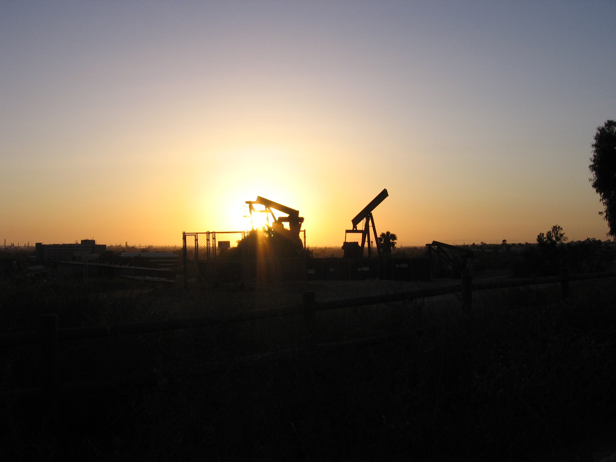 Canon POWERSHOT A510 sample photo. Oil derrick sunset photography