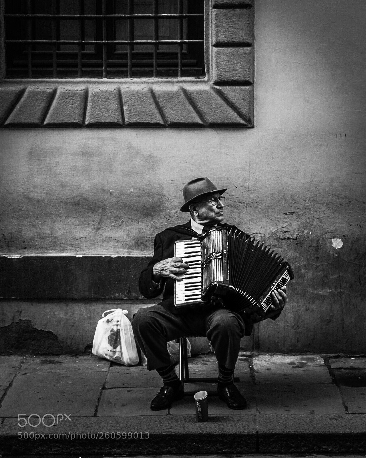 Canon EOS 1300D (EOS Rebel T6 / EOS Kiss X80) sample photo. Old italian man and photography