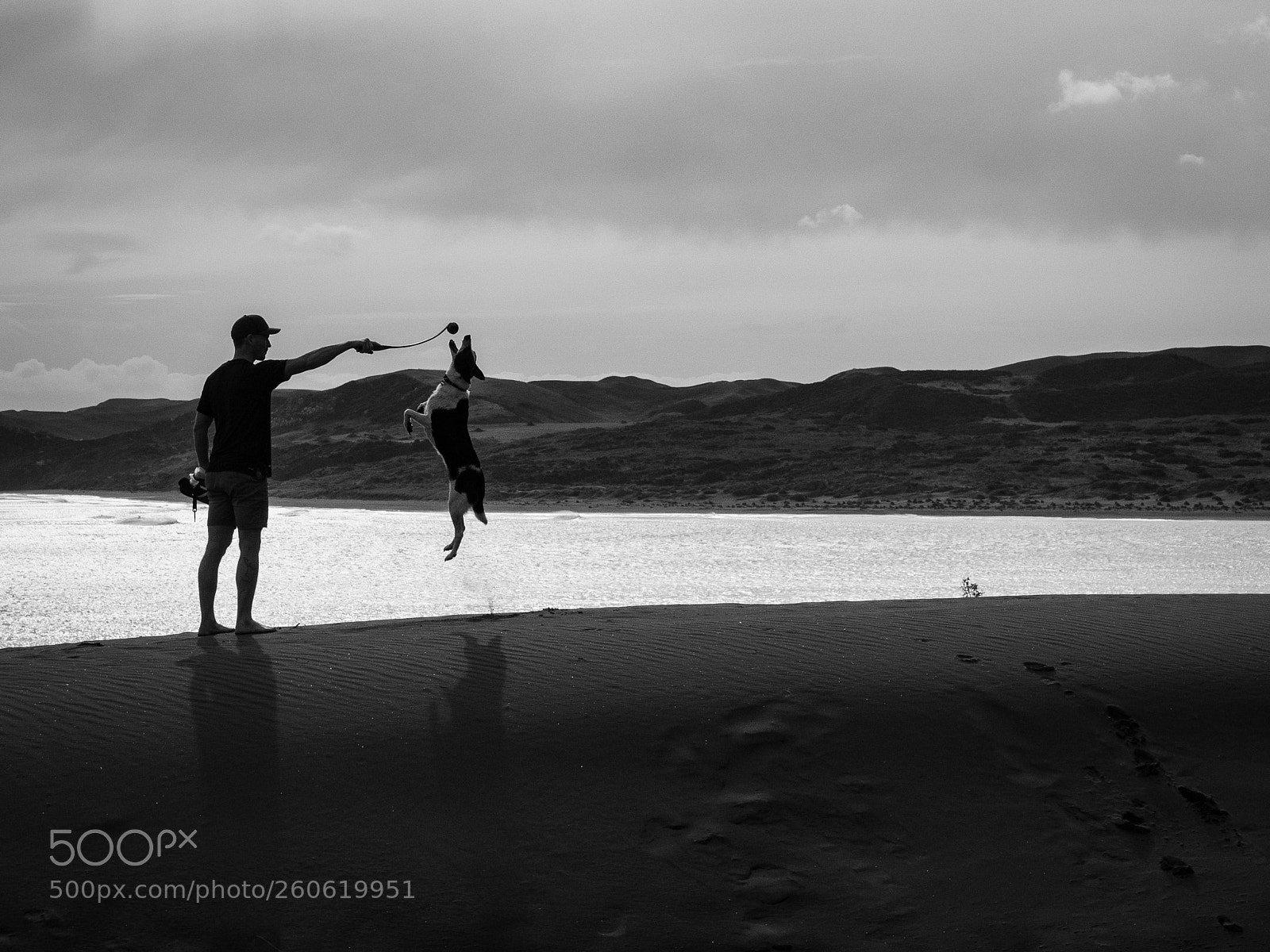 Olympus OM-D E-M1 sample photo. Ngarunui beach, raglan, waikato photography