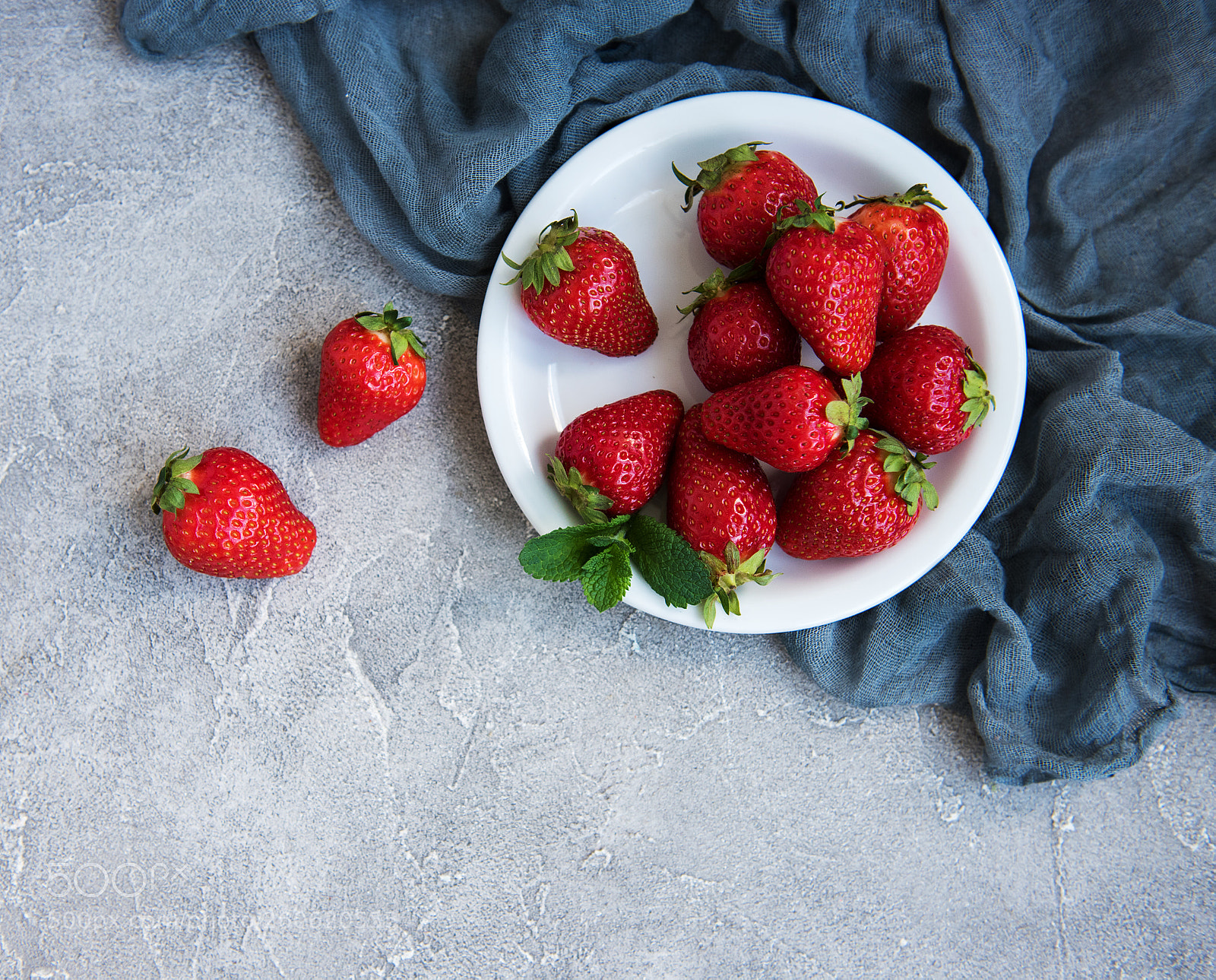 Nikon D750 sample photo. Plate with fresh strawberries photography