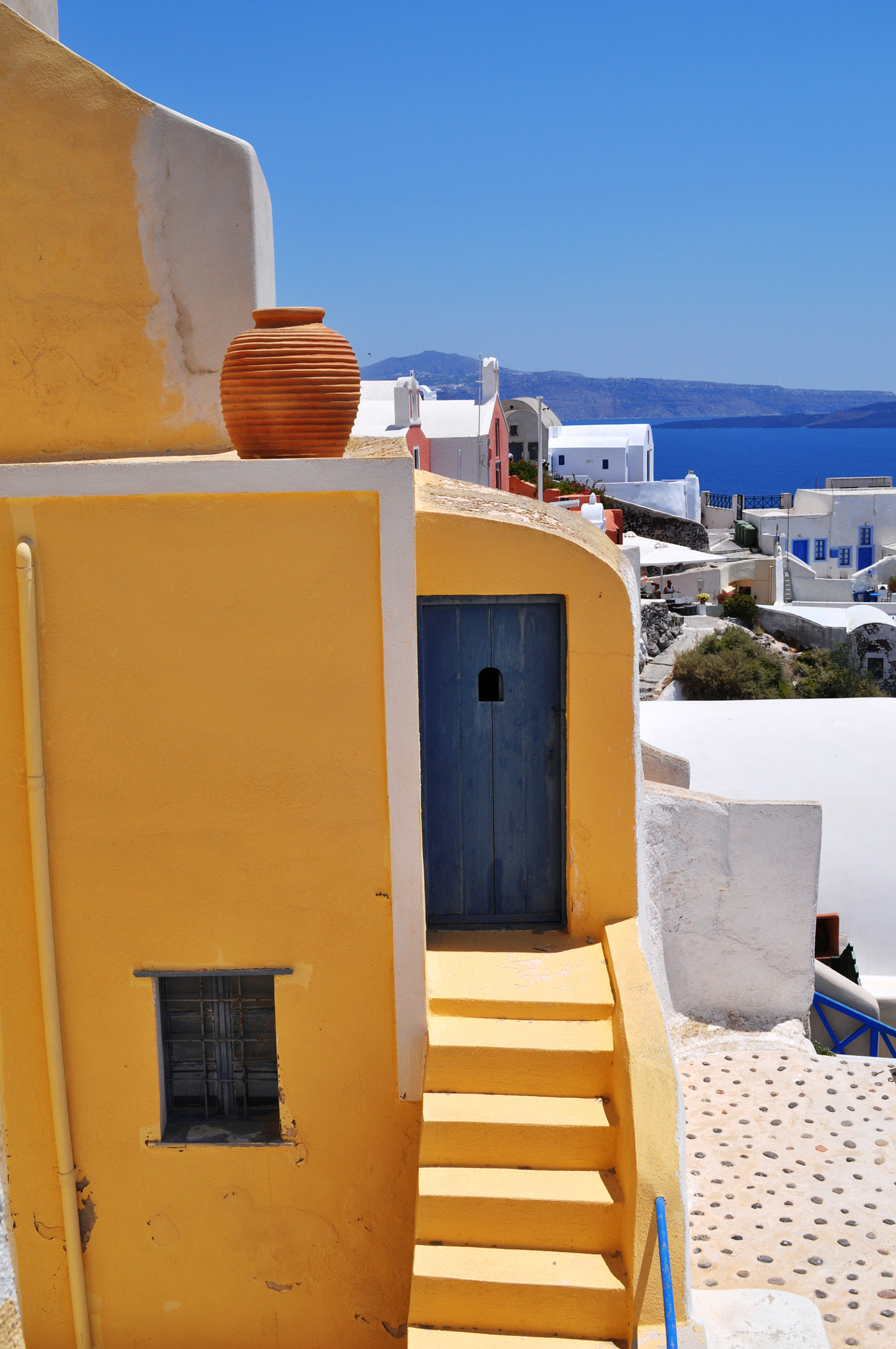 Nikon D5000 sample photo. Yellow house and a pot photography