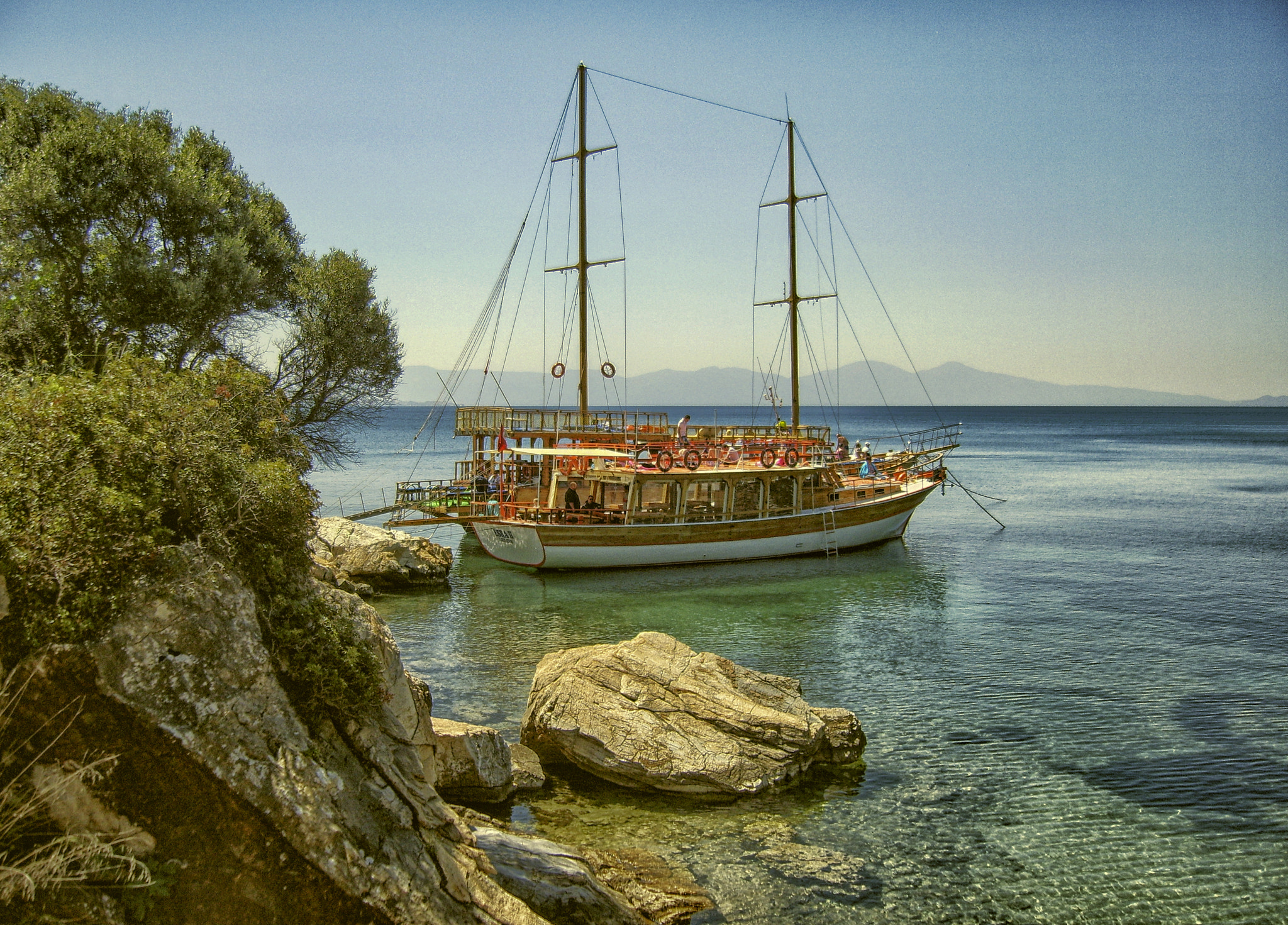 Samsung Digimax S830 / Kenox S830 sample photo. Recreational boat in the bay. photography