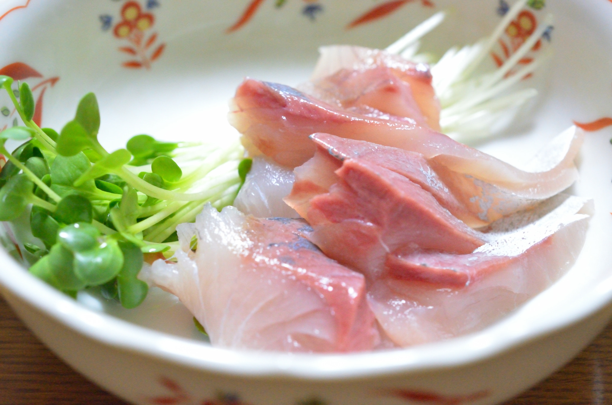 Nikon AF-S DX Micro Nikkor 40mm F2.8 sample photo. 今晩の肴 ふくらぎ。片身半分を刺し身にした photography