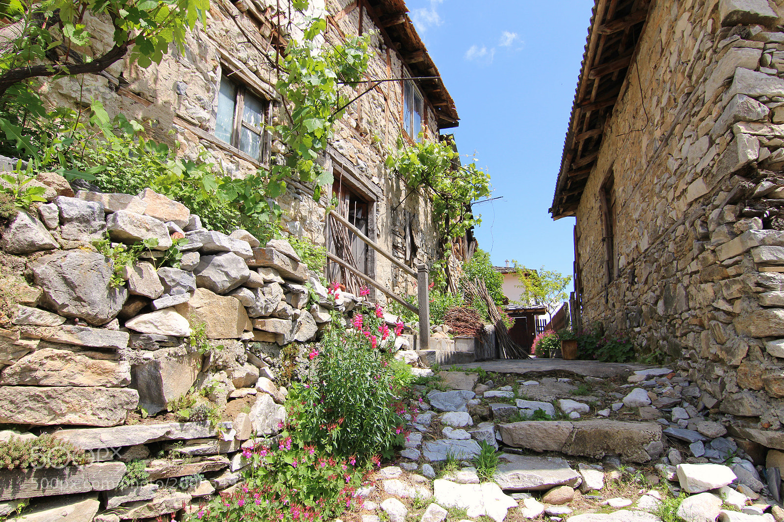 Canon EOS 700D (EOS Rebel T5i / EOS Kiss X7i) sample photo. Old village in bulgaria photography