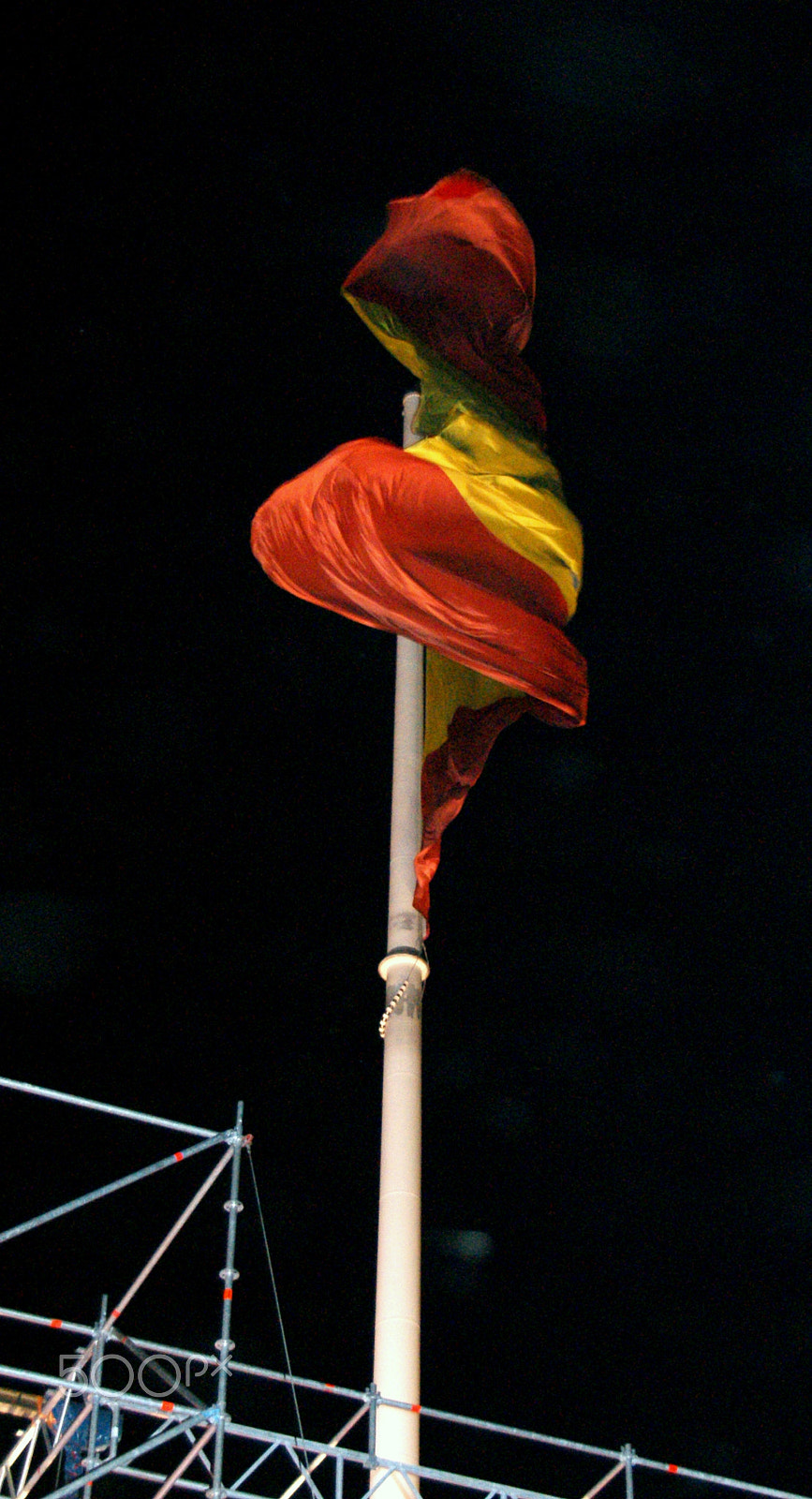 Sony DT 18-250mm F3.5-6.3 sample photo. Bandera de españa con cuerpo photography