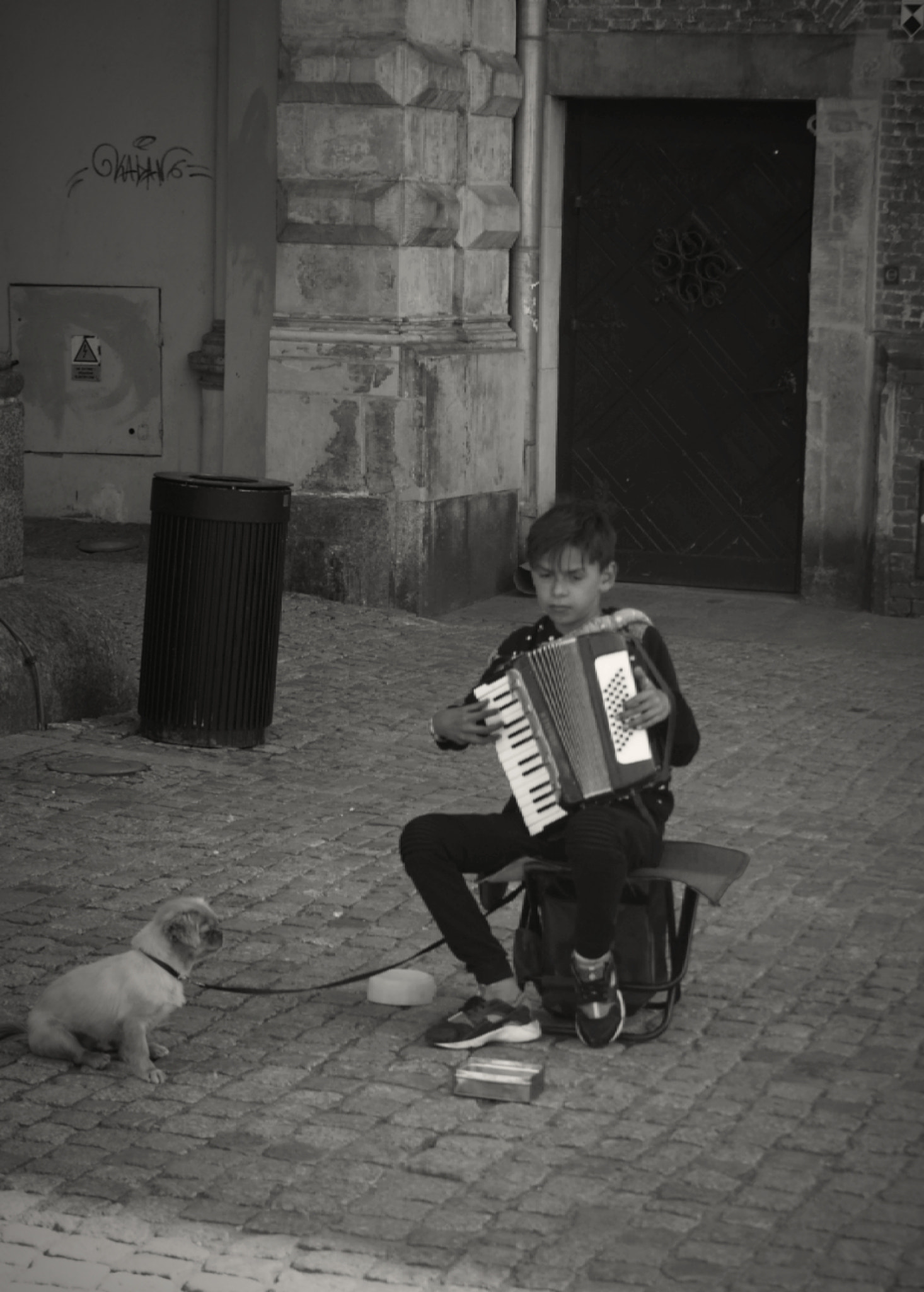 Sony Alpha DSLR-A200 sample photo. Musician on the street photography