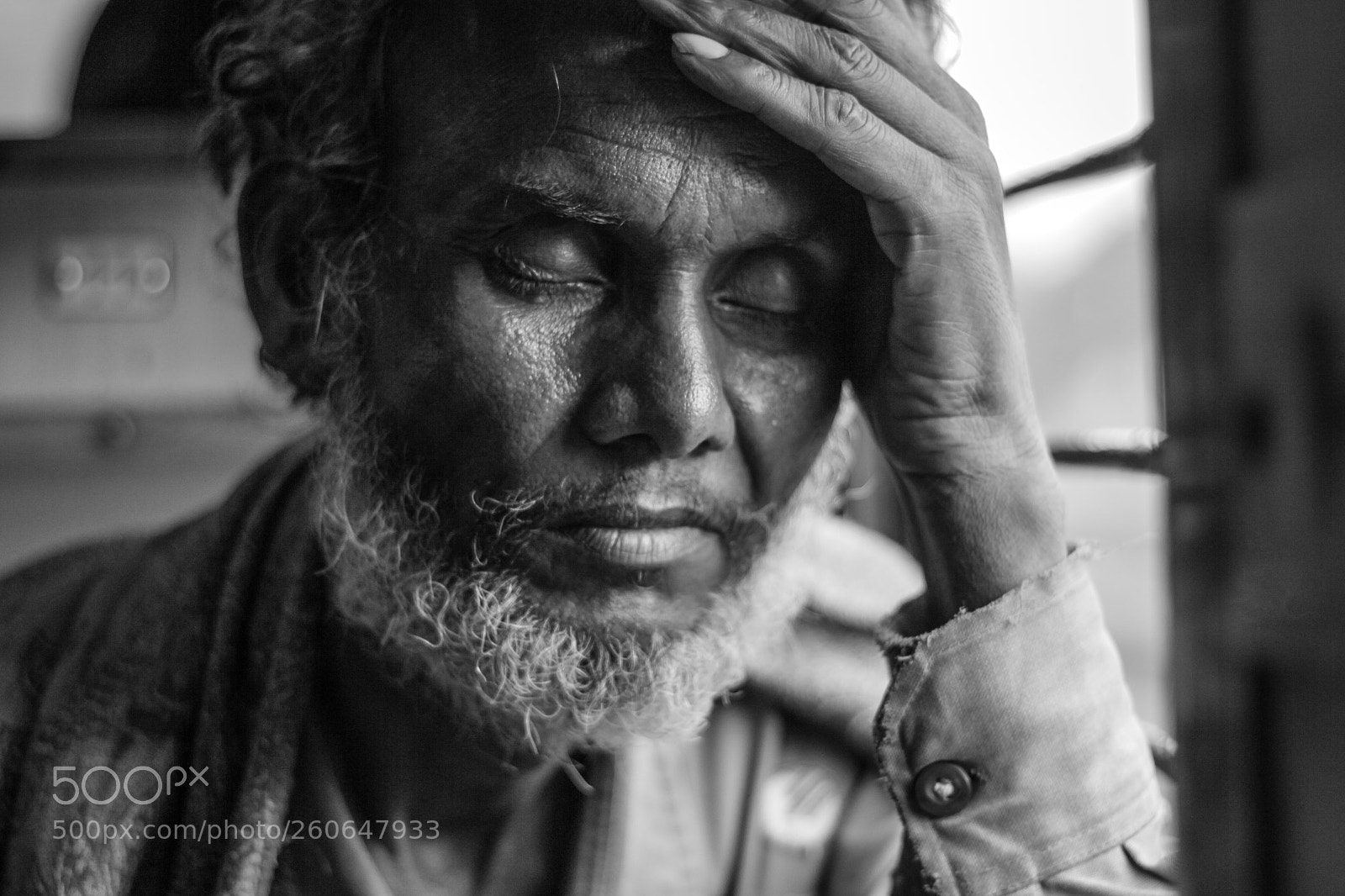 Canon EOS 550D (EOS Rebel T2i / EOS Kiss X4) sample photo. Old man sitting on photography