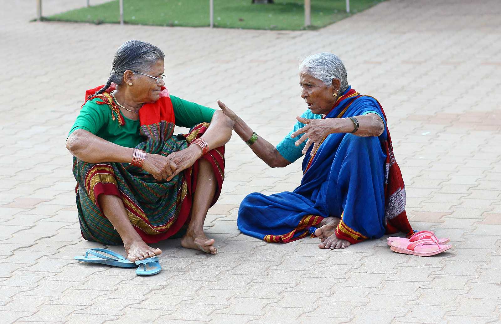 Canon EOS 550D (EOS Rebel T2i / EOS Kiss X4) sample photo. Two old women photography