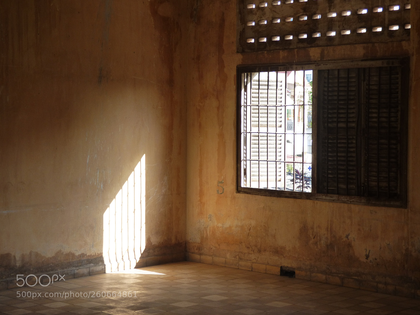 Panasonic DMC-FZ72 sample photo. Tuol sleng photography
