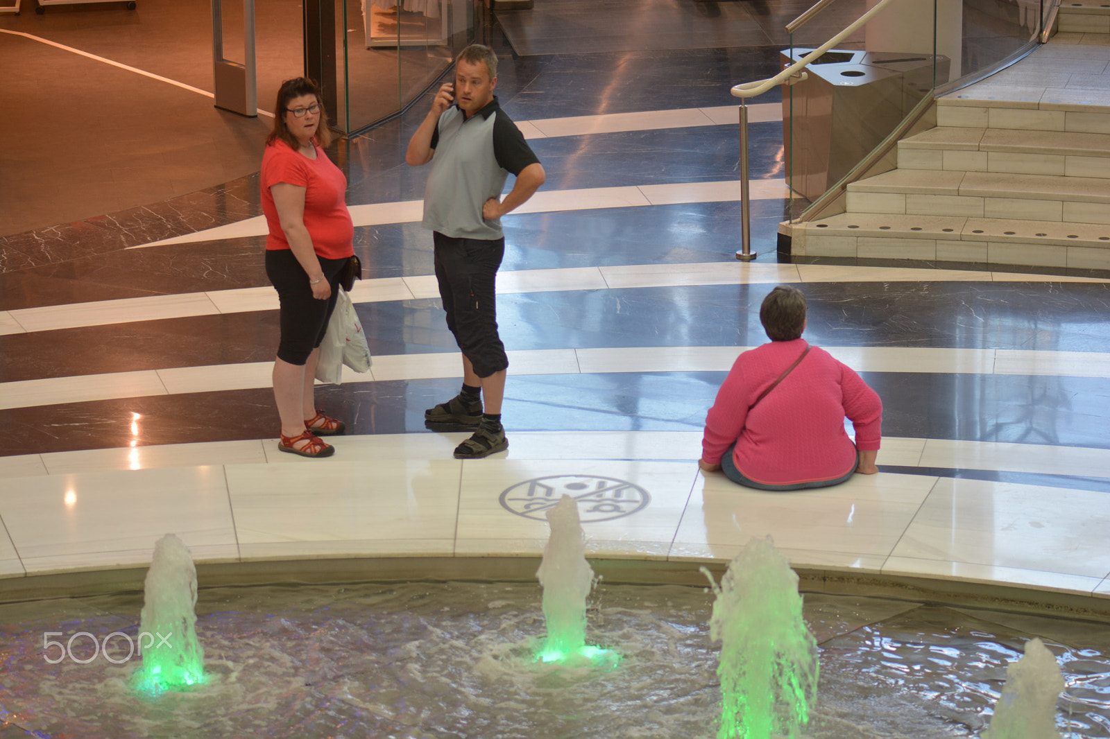 Nikon AF-S Micro-Nikkor 105mm F2.8G IF-ED VR sample photo. People are resting by a fountain and absorbing photography