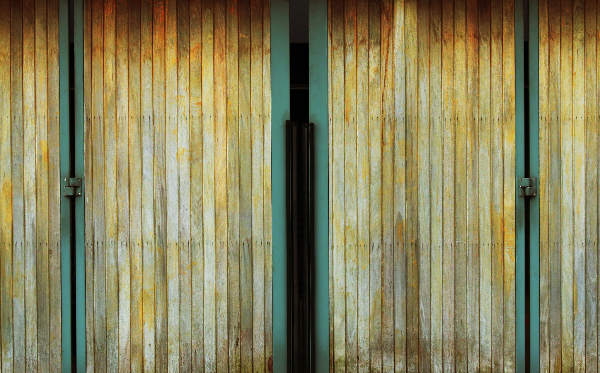 Canon EOS 70D sample photo. Behind closed doors photography