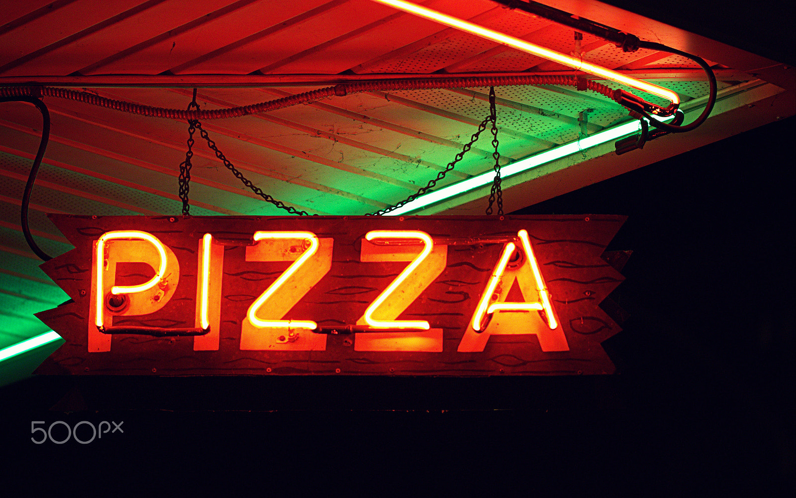 Canon EOS 600D (Rebel EOS T3i / EOS Kiss X5) + Canon EF 100mm F2.8L Macro IS USM sample photo. Pizza neon sign photography