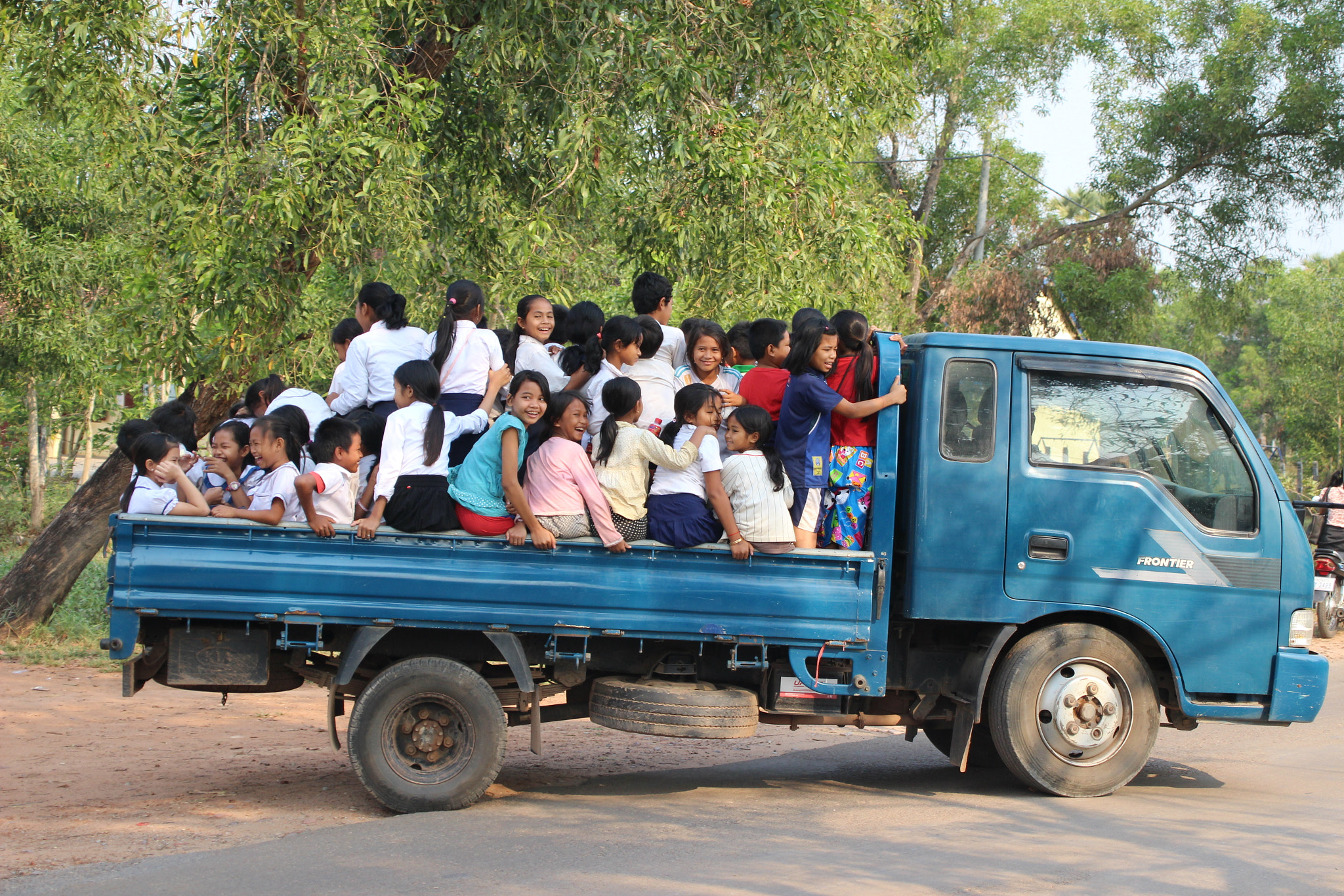 Canon EOS 100D (EOS Rebel SL1 / EOS Kiss X7) sample photo. School truck photography