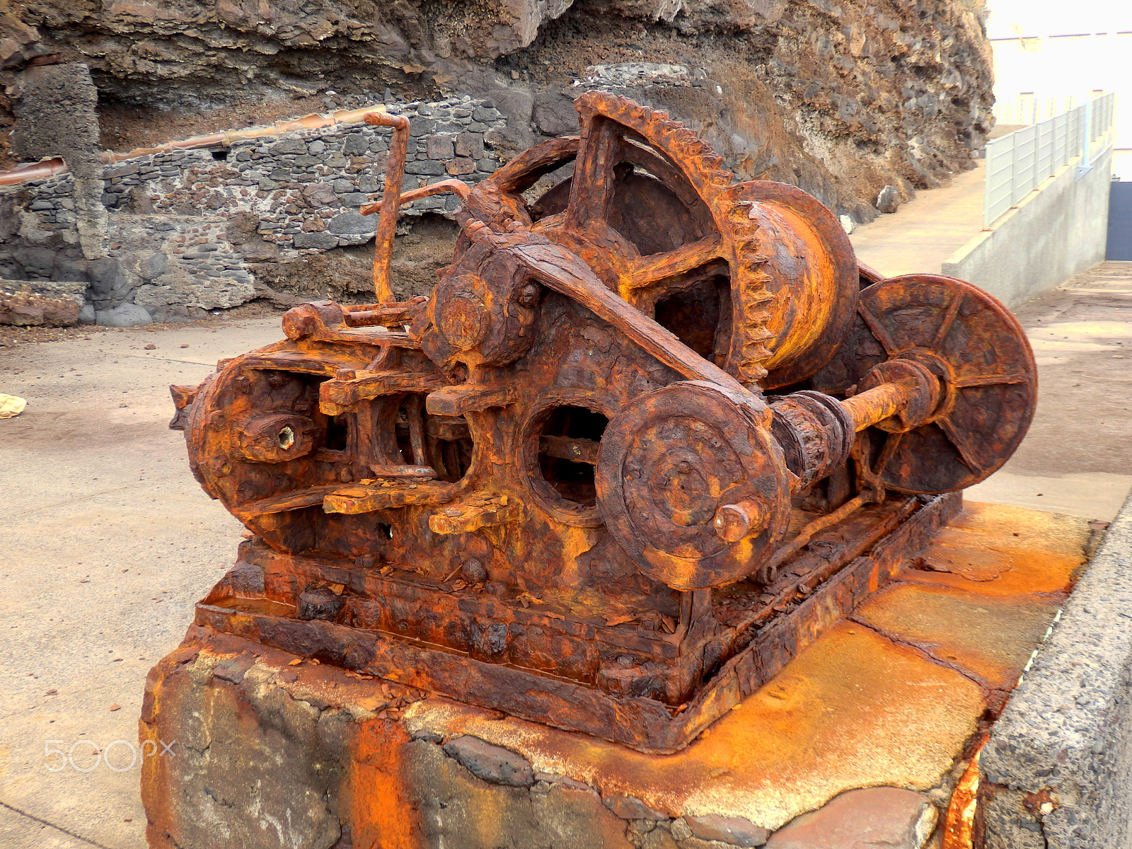 Olympus SZ-31MR sample photo. Rusted steam winch photography