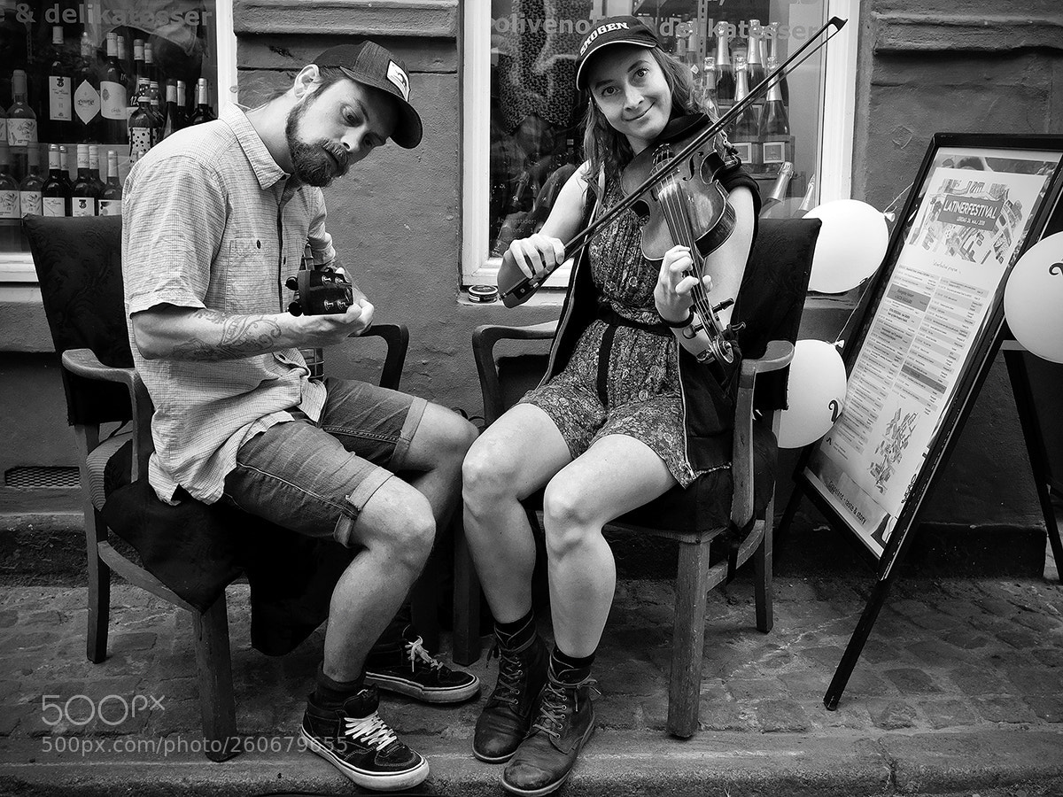 Fujifilm X-Pro2 sample photo. Music in the street photography