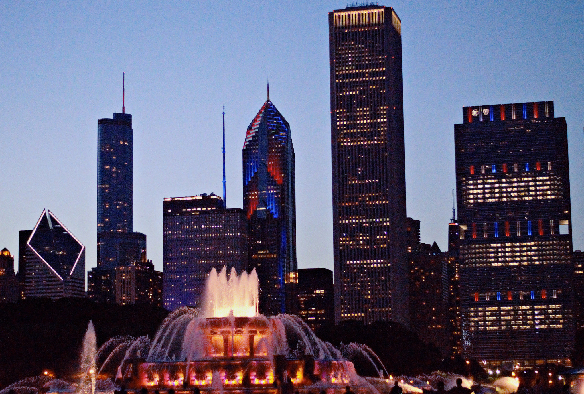Nikon D3200 + Nikon AF-S Nikkor 50mm F1.8G sample photo. Buckingham fountain photography