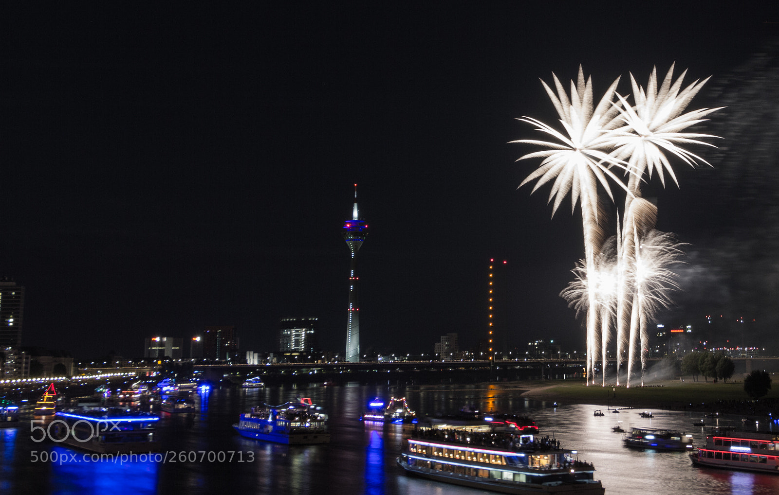 Canon EOS 550D (EOS Rebel T2i / EOS Kiss X4) sample photo. Japanese fireworks  düsseldorf photography