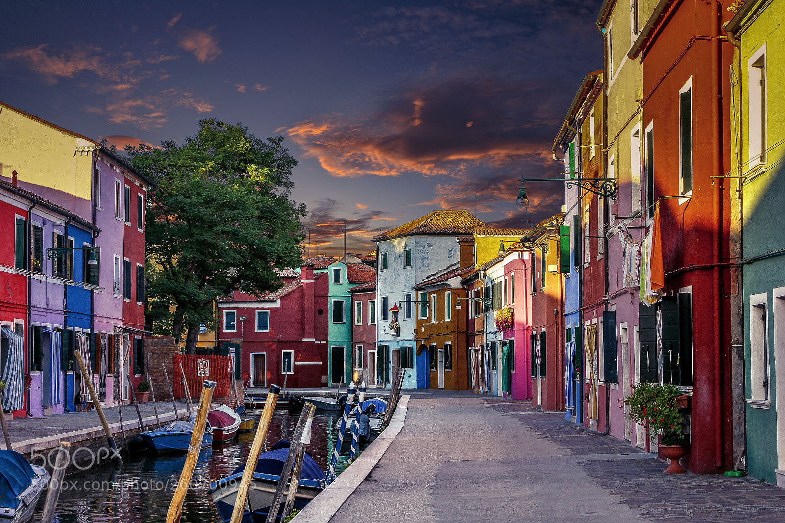Canon EOS 550D (EOS Rebel T2i / EOS Kiss X4) sample photo. Burano street at night photography