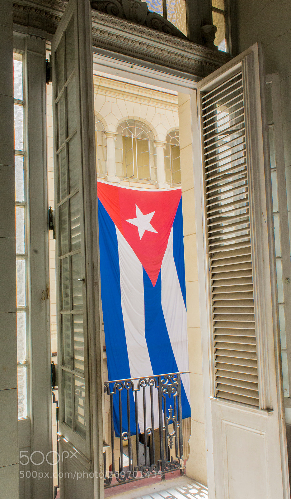 Canon EOS 1200D (EOS Rebel T5 / EOS Kiss X70 / EOS Hi) sample photo. Cuban flag waving in photography